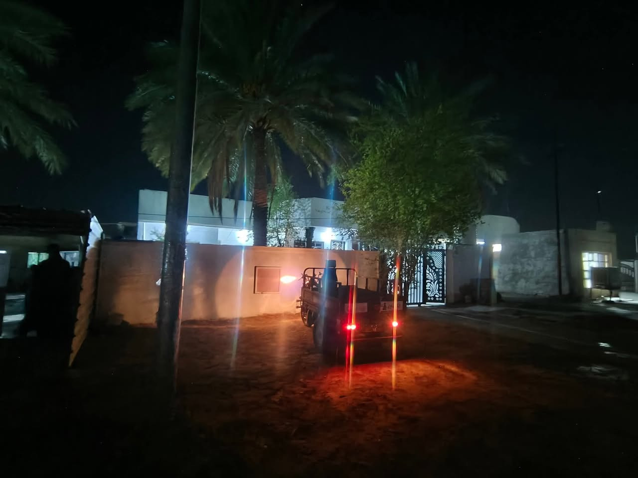 سلام عليكم دار للبيع مساحه 350 يتكون البيت من /3 غرف نوم+ صاله+ استقبال + مطبخ + وصحيات خارجيه وداخليه  + حديقه موقع بيت ع شارع مع كافت الخدمات متوفره  قرب مدرسة ام الربيعين وقرب صيدلية سيد يعقوب دبله شارع البصيره  رقم الهاتف بي وتساب /*********** سعر البيت 49 وبي مجال بسيط كلش /
