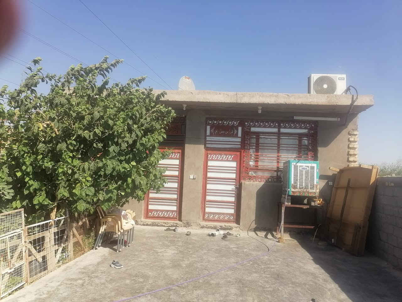 من رخصة المدير المحترم،،، دار للبيع في حي الصدرين، طريق الامام ابو الجاسم، ع، شارع المولدة مساحة الدار ٢٥٠ متر مربع يتكون من غرفتين نوم وصاله كبيره ومطبخ واستقبال، البناء طابوق والسقف صب مسلح بناء حديث مع حديقة كبيرة صحيات خارجية كامل الخدمات كهرباء وطني وخط مولد،،، المجاري على البزل الرئيسي مباشرتا،، عرض الشارع ٨ متر،،، رقم الجوال ***********،،،السعر ٥٥ قابل للتفاوض
