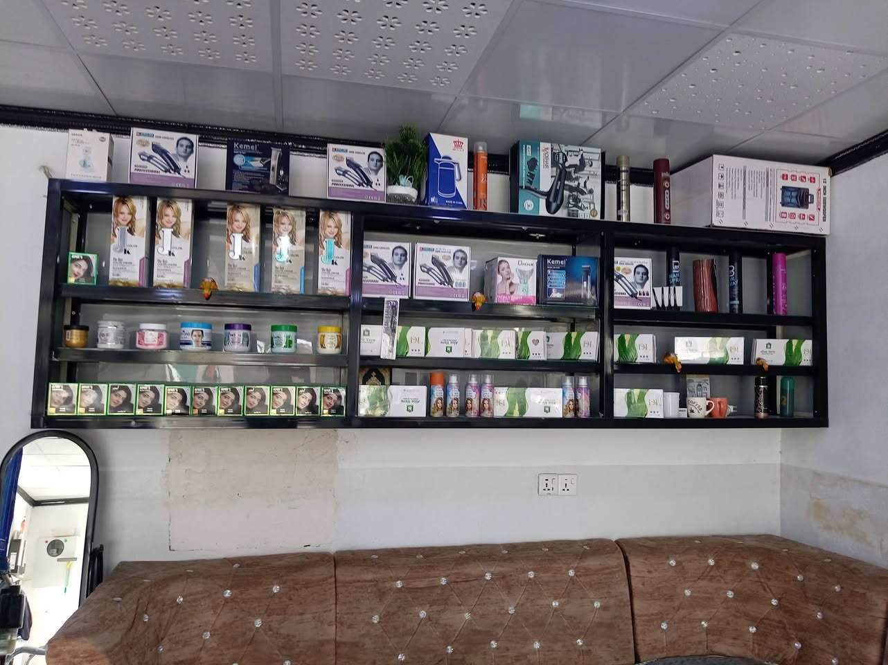 ميز حلاقه السعر مليون و50وبيه مجال للشراي للاستفسار ***********

