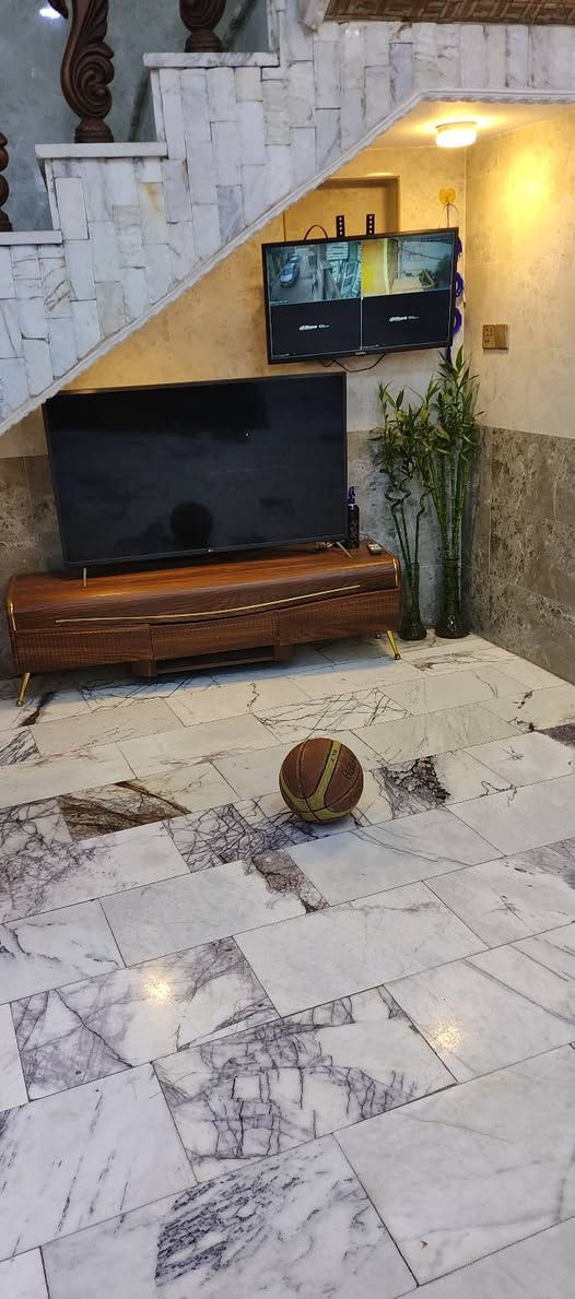 بيت للبيع في الوائلي  بداية شارع الحدادمساحة ١١١ طابق ونص بناء درجه اولى جديد
