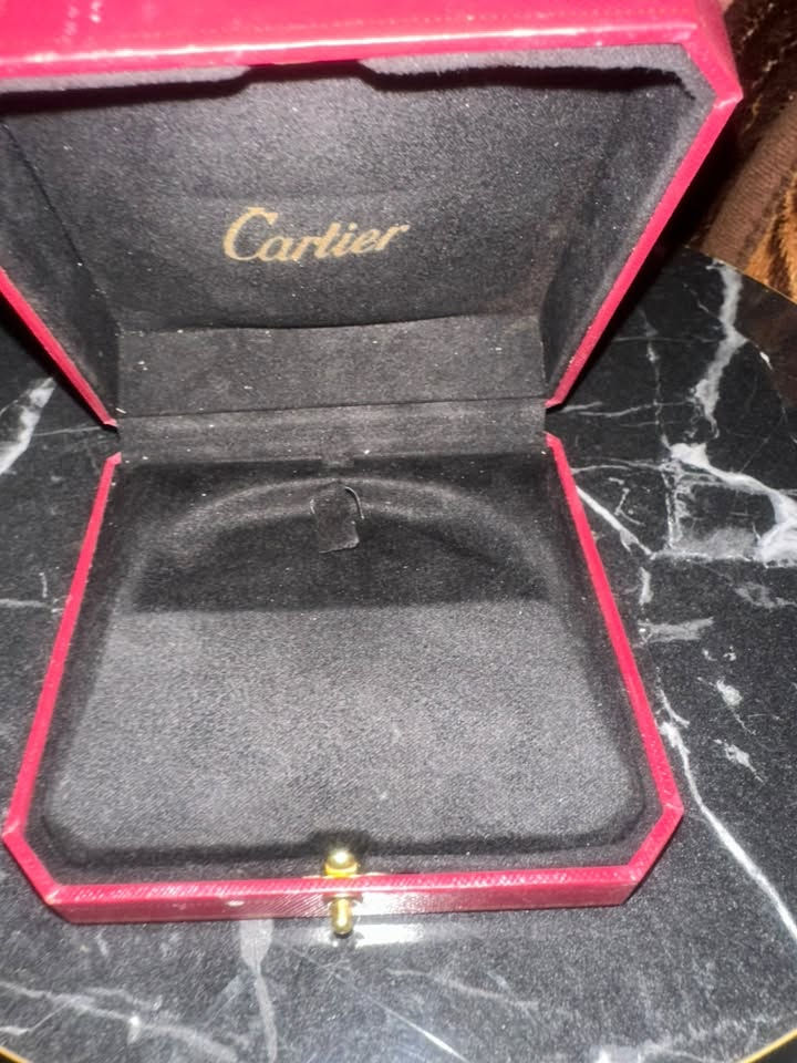 علبة Cartier الأصلية للذوّاقة فقط
مو أي علبة.. هاي العلبة الأصلية من Cartier المعروفة، لونها الأحمر الملكي المميز مع نقشة الذهبي.

المواصفات:
🔴 أصلية 100%
🔒 تفتح وتنسد نظام قفل ذهبي شغال تمام
👌 حالتها جيدة جداً ونظيفة من الداخل مخمل أسود بشعار Cartier
🎁 تصلح لحفظ المجوهرات، الساعات، أو كهدية فخمة كلش راقية

السعر: 30 ألف فقط مع التوصيل لكل العراق
⚡️ الأول تم، الأول يحصلها - قطعة وحدة بس!

طريقة الحجز:
تحويل رصيد على الماستر 5
للتواصل واتساب فقط:***********
