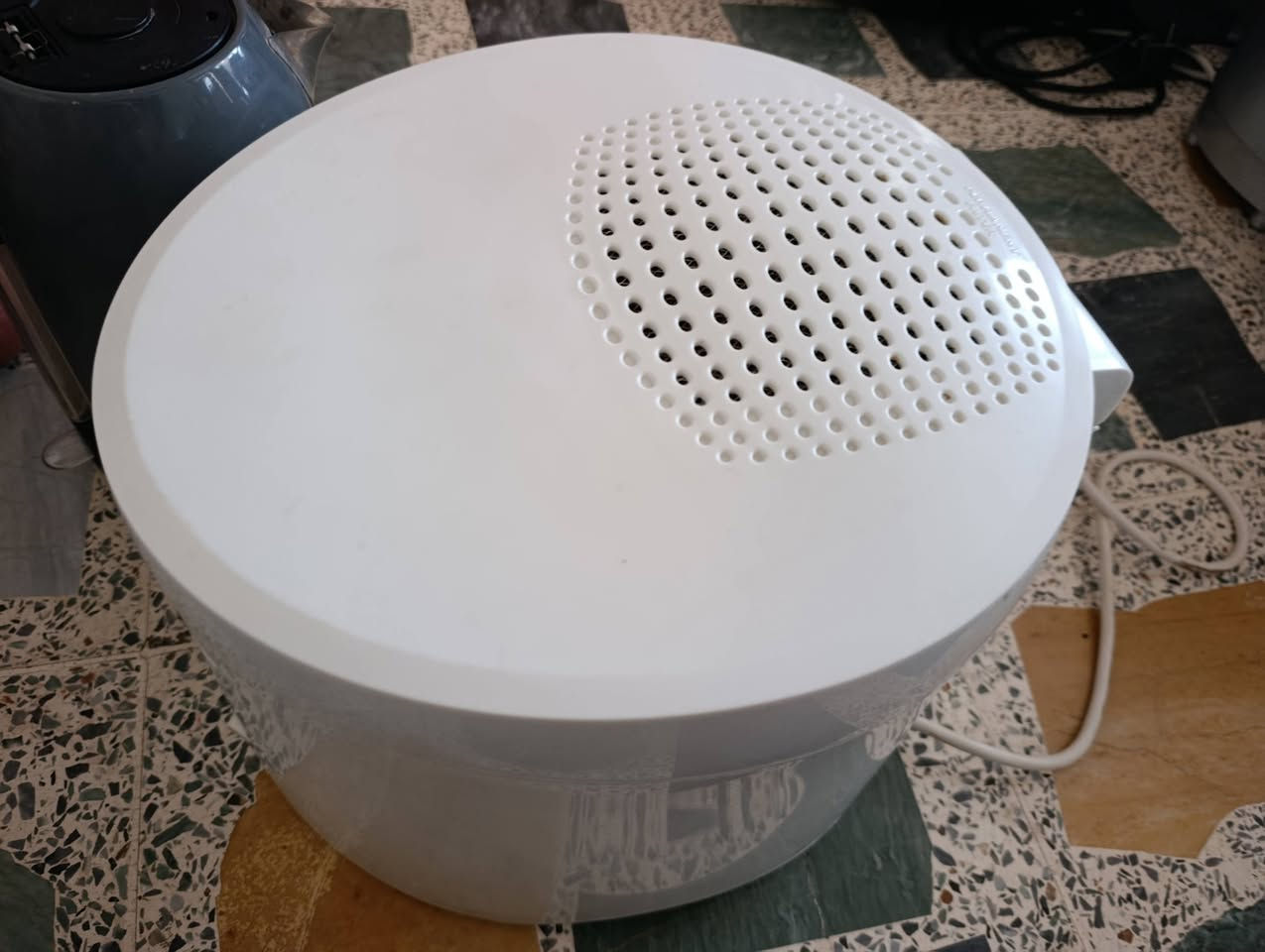 السلام عليكم،قلاية زيت كهربائية Tefal Maxi-Fry الأصلي
الماركة والموديل: تيفال (TEFAL Maxi-Fry) أصلي.
الحالة: نظيفة جداً وبحالة ممتازة، شغال بشرط الفحص والتدقيق.
الأداء: سريعة جداً جداً بتسخين الزيت وتوصل لدرجات حرارة عالية لقلي مثالي ومقرمش بوقت قياسي.
المواصفات والعملية:
حوض سعة كبيرة يناسب العوائل (للبطاطا، الكبة، والدجاج).
غطاء علوي يحتوي على فلتر لمنع انتشار الروائح وتطاير الدهون.
مؤشرات حرارة واضحة على الجسم الخارجي لتسهيل ضبط الحرارة حسب نوع الأكل.
جسم عازل للحرارة لحماية اليدين أثناء الاستخدام.
السعر: 25,000 دينار مع التوصيل 
الموقع: الموصل - الجانب الأيمن.
للتواصل: ***********
