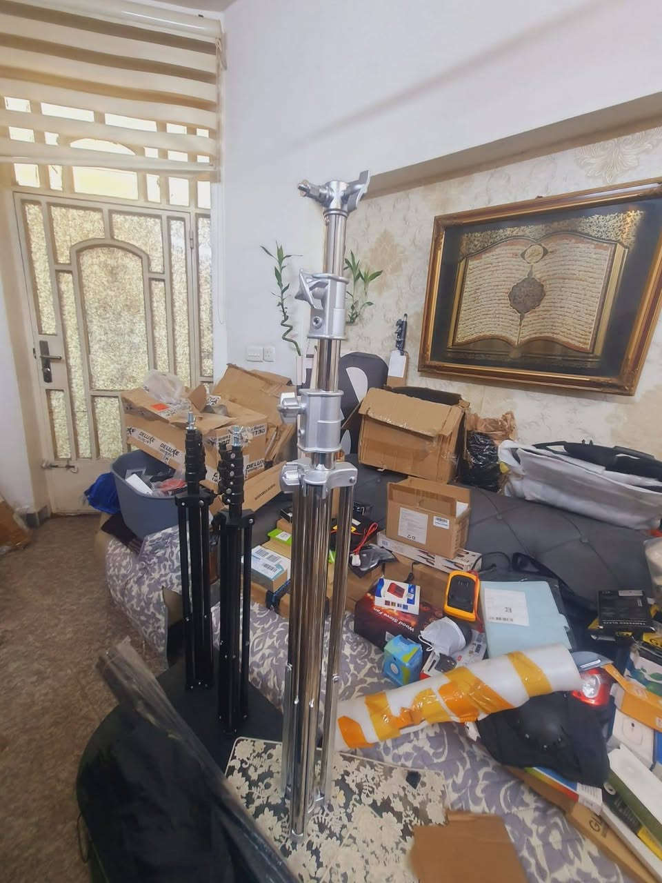 ستاندات تصوير+ تلسكوب+ انارة سيلفي
الأول ستيل نيكل يصل إلى 3متر ونص سعرة 30
3 سود يصل طولهن مترين سعر القطعة . 25
