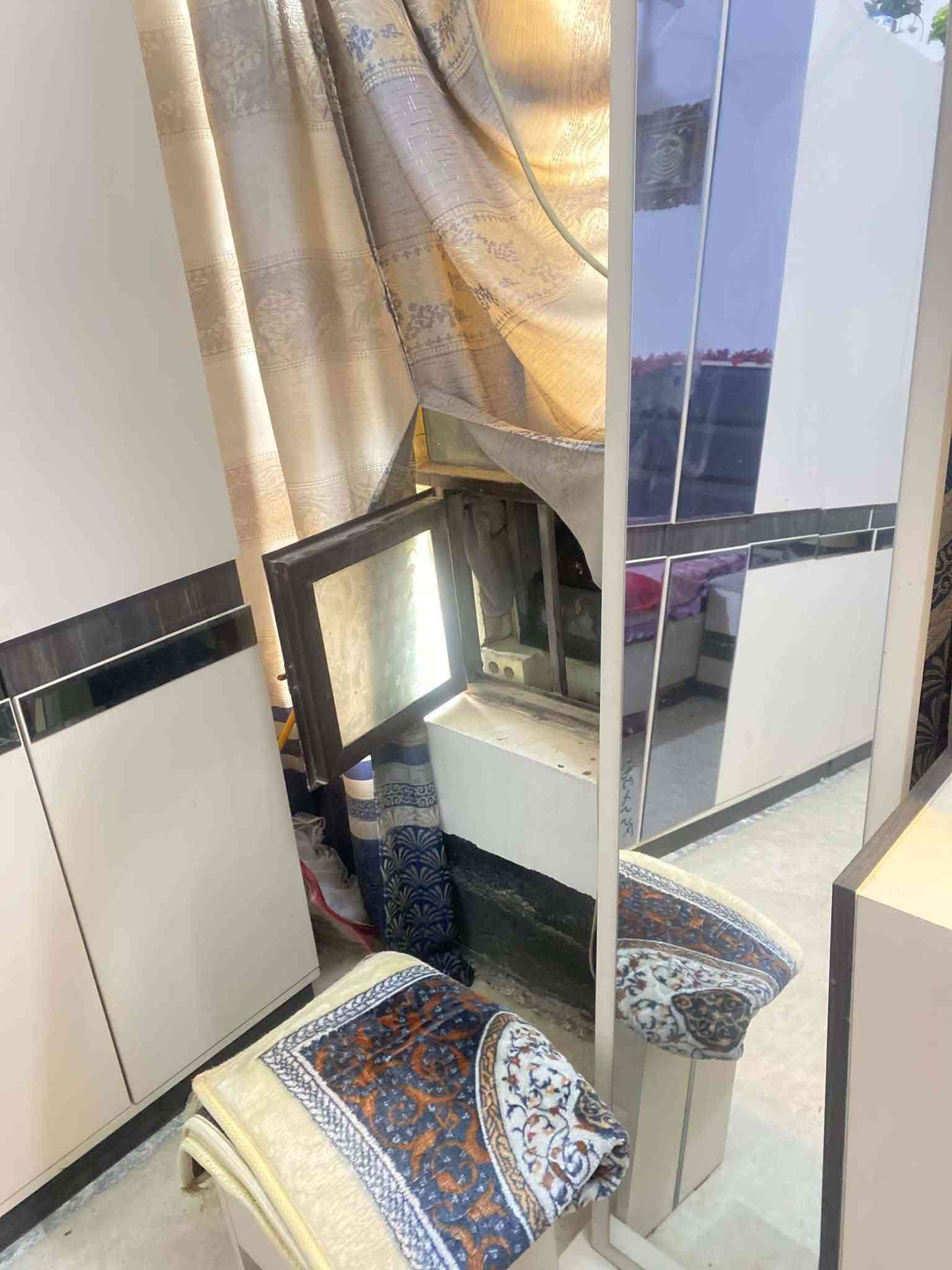 غرفة نوم تركيا ٩ قطع جديده بعدها استخدام قليل  السعر ٨٠٠ وبيها مجال بسيط مستعجل على بيعتها *********** موجود واتساب
