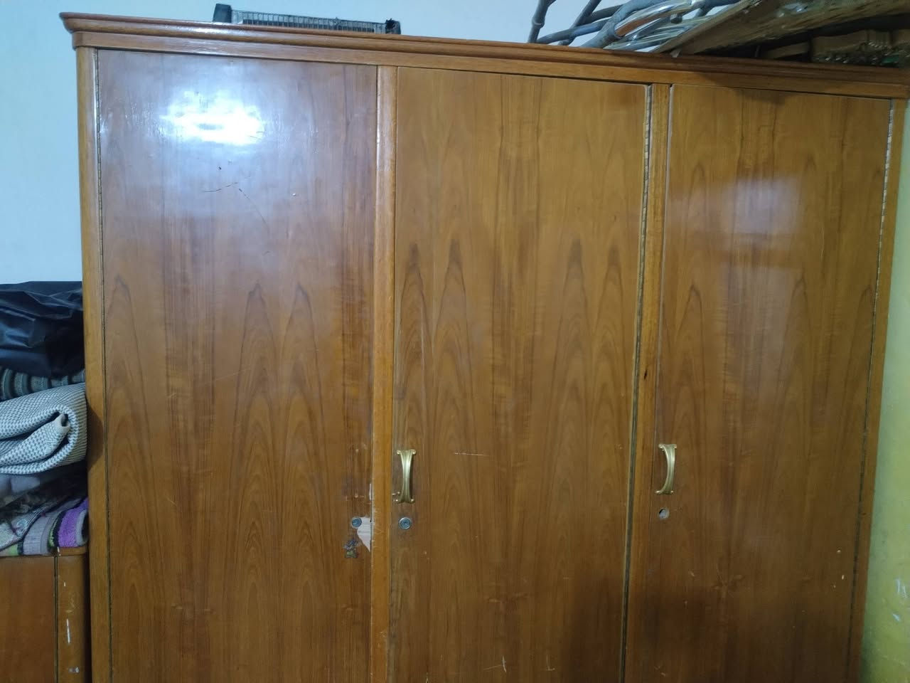 متاح كناتير واحد ابو ٣ بيبان
وثاني ٥بيبات هاذه رقمي ***********

