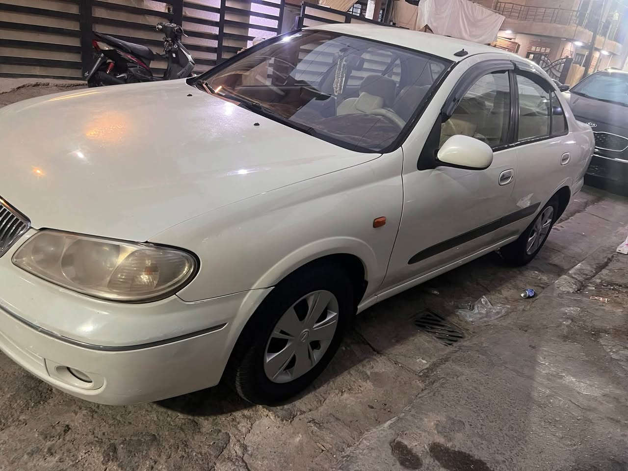 نيسان سني ٢٠٠٩  جاهزه من كل النواحي مكينه كير صدر تبريد سياره ناعمه بيها جاملخ الايسر فقط رش اثر دحجه زغيره بدون اي معجون صفاحها تخبل وبيها بدايت جراد بلقماره والصندوك والبنيد مكحلات عله كد التكشير رايدها ٨٢$ وبيها مجال كلش بسيط مكان السياره حي تونس ***********
