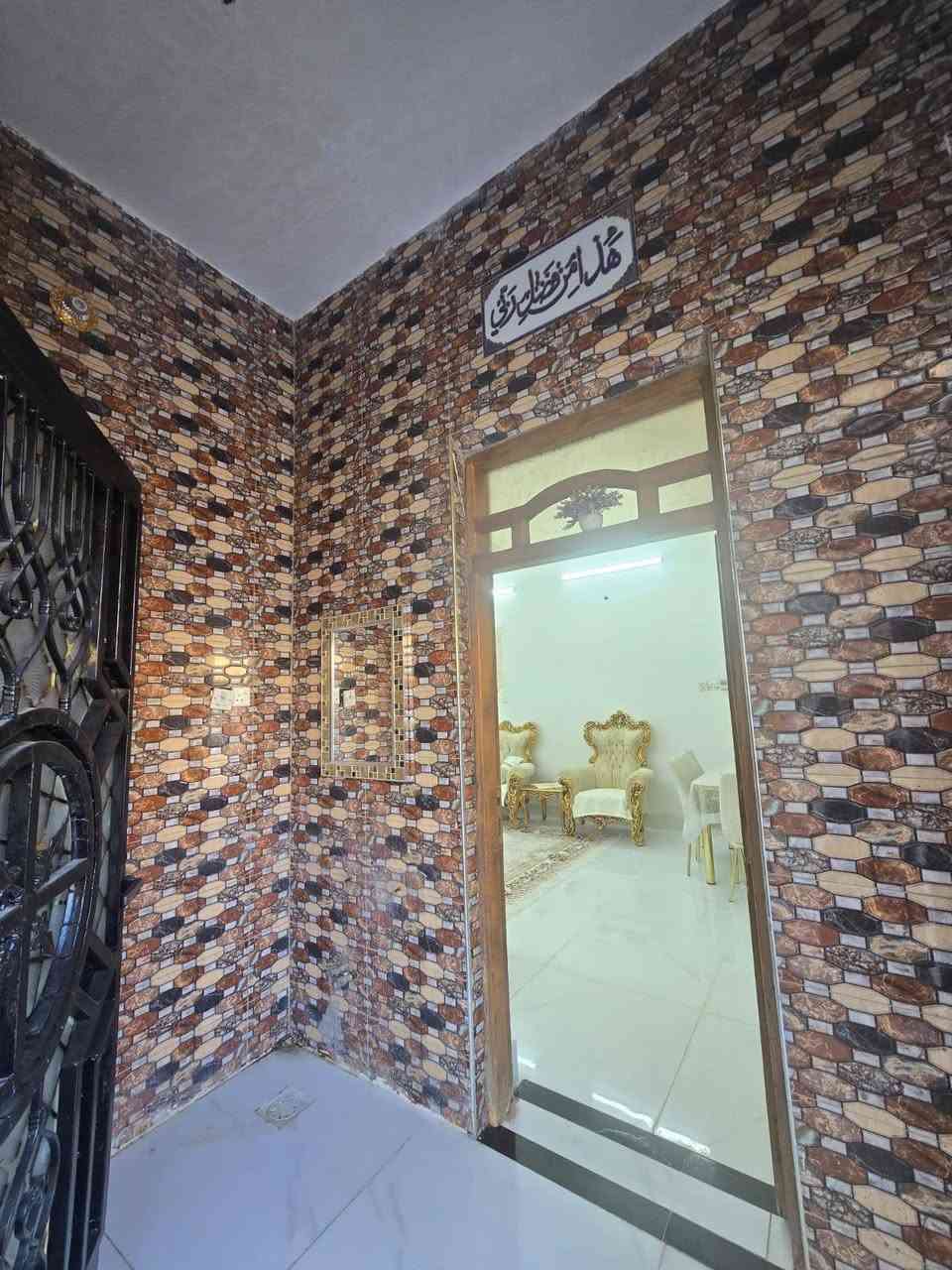 دار للبيع طابو ٢٠٠ متر  + ٢٥ متر فضله حديقة داخل البيت يعني مساحته الكلية ٢٢٥
يتكون من استقبال كبير ومطبخ وصاله وغرف ٢ وصحيات  ومنور عدد ٢
الجمعيات / شارع عشرين 
***********
