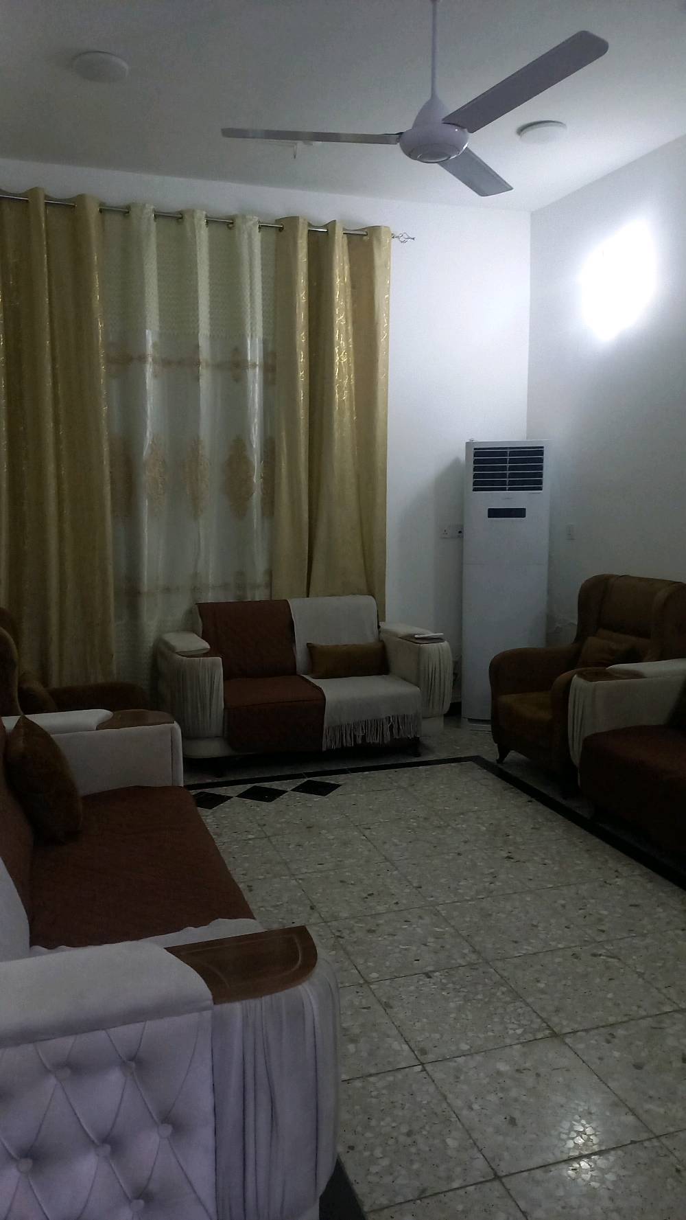 بيت للبيع مساحه ١٢٠ متر بناء حديث وشغل درجه أوله واجهه ٧ونص ملحقاته صاله داخليه واستقبال ومطبخ وغرفه  نوم وحمام ومناور ٢ فوك بيتونه جبيره تكدر تحطلها قاطع اصير غرفه اني مسويها غرفه للاطفال وسطح خلفي وامامي ومطبك شتايكر البيت كامل مكمل وعلى ايدي وكلشي اشتغلته بالبيت بي ضمان من كهربائيات من بواري خلاطات كله بي ضمان وجاهز للسكن عنوان الرئاسه شارع عشرين بخلف مخازن الببسي المنطقه كامله من خدمات مي خير من الله وكهرباء هم شارع الي بي البيت مبلط والمنطقة هادئه الاستفسار اتصل على هذا الرقم وائل ابو رضا *********** السعر ١٠٠ وبي مجال للشراي