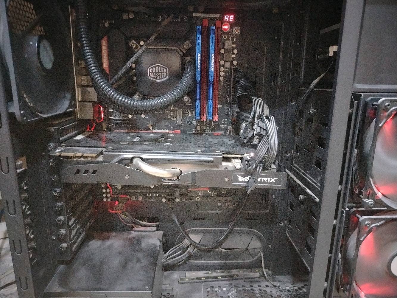 للبيع بندل احترافي (بورد + معالج + رامات + تبريد مائي)
​اللوحة الأم (Motherboard): ASUS ROG Maximus VII Ranger (Chipset Z97) - فئة احترافية مخصصة للألعاب والكسر.  
​المعالج (CPU): Intel Core i5 (الجيل الرابع - socket LGA 1150).
​الرامات (RAM): Kingston HyperX Fury DDR3 بحجم 16GB (قطعتين 8GBx2).  
​المبرد (Cooler): تبريد مائي مغلق من كولر ماستر (Cooler Master Liquid Cooler).  
​ملاحظات:
​القطع شغالة وفحص وتجربة على الشرط.
​التبريد المائي يعمل بكفاءة والرامات شغال Dual Channel.