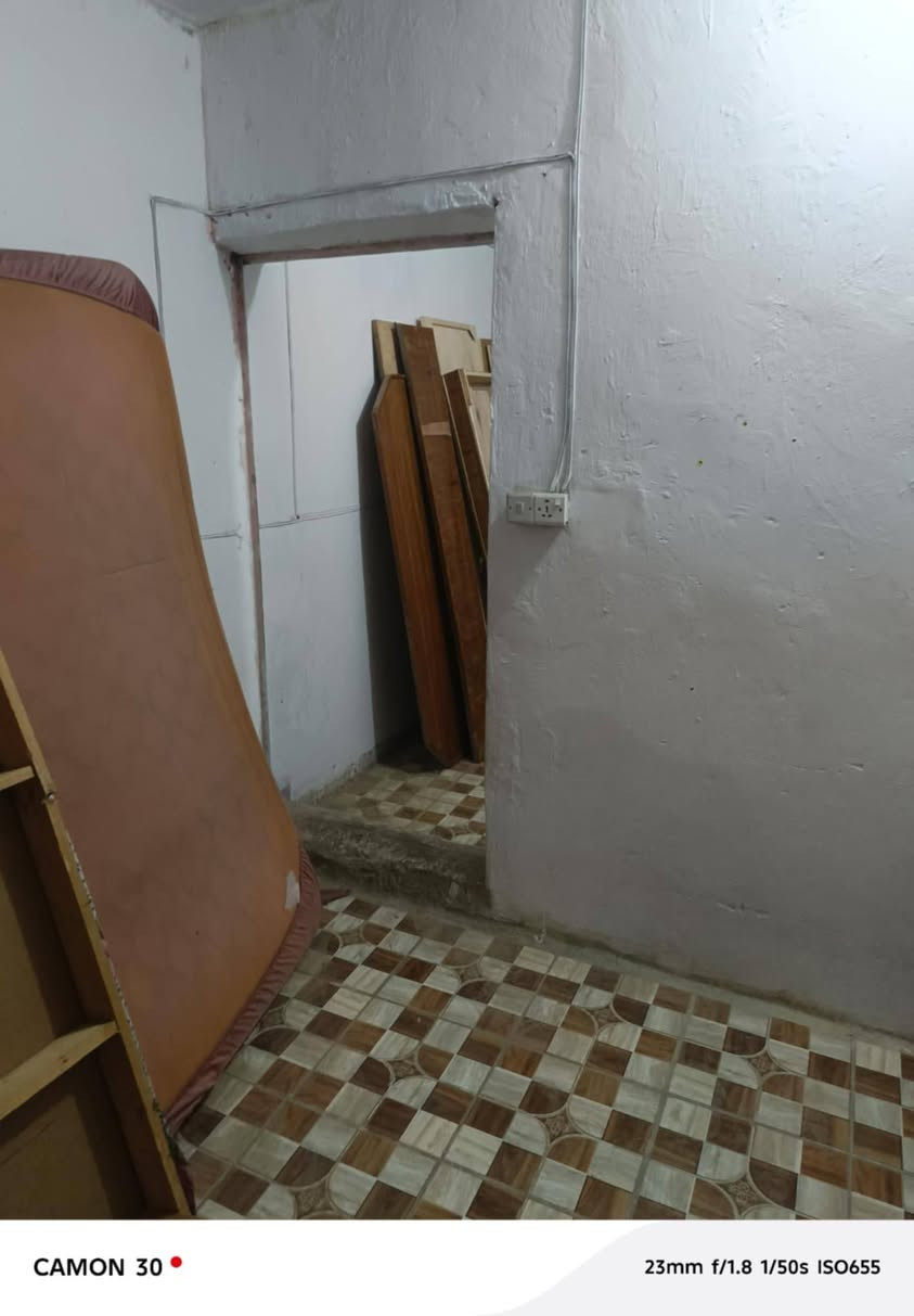 سلام عليكم عندي بيت طابق ثاني
مكون غرف نوم  مطبخ وسطح وخدمات
السعر 250الف
مكان  ديوان شارع 25قريب جامع الرحمن
***********

نص مكتوب في الصور:
- CAMON 30
- 23mm f/1.8 1/50s ISO875
- CAMON 30 23mm f/1.8 1/50s ISO327
- 23mm f/1.8 1/50s ISO671
- CAMON 30 • 23mm f/1.8 1/50s ISO681
- CAMON 30  23mm f/1.8 1/50s ISO655
- CAMON 30 23mm f/1.8 1/33s ISO964