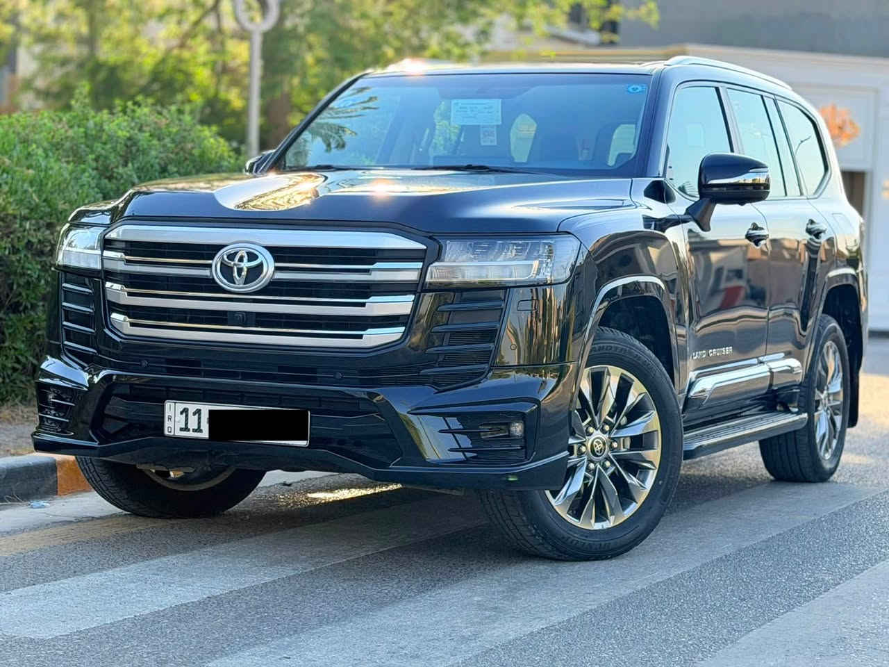 سلام عليكم .... اخوان عندي لاندكروز 2023 لمتد ساز توين تيربو لون اسود رقم بغداد بأسمي وتحويل مباشر ماشيه 58 الف السياره مغلفه PPF بالكامل  اخوان السياره مكفوله من الضرر والصبغ بيه فقط طعجه بسيطه مسحوبه وممبينه ... وسعرها 63800$ واي استفسار هذا رقمي ***********
مواصفاته 
محرك 6 سلندر توين تيربو 
سلايد 
كشنات جلد 
اربع كامرات 
باب خلفي كهرباء 
شاشات خلفيه
تبريد كشنات 
ثلاجه
كشنين كهرباء
سستم صوت JBL
