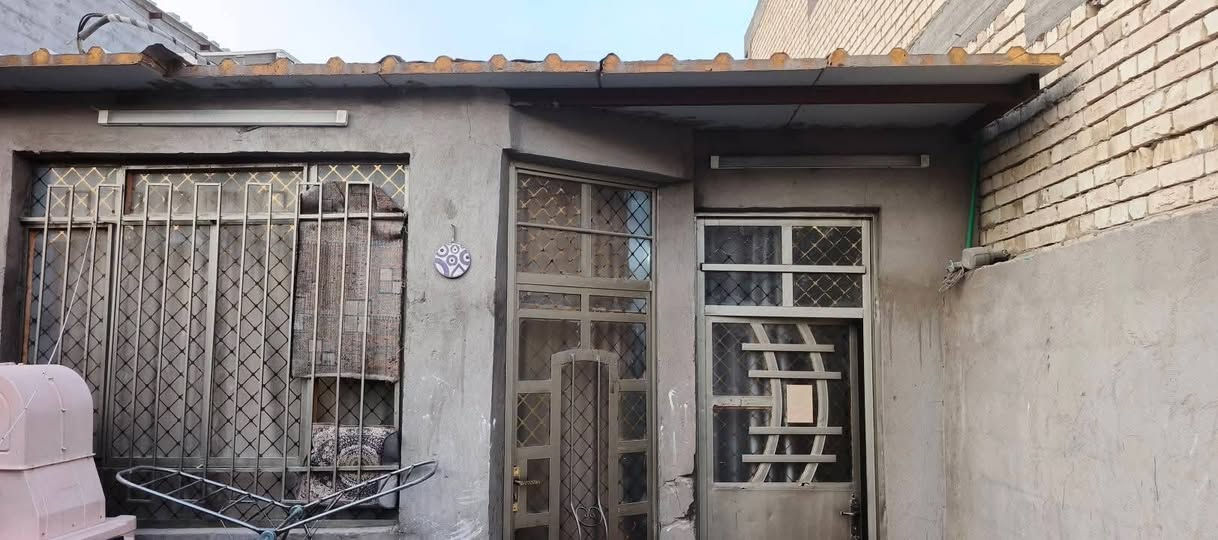 سلام عليكم بيت للبيع المساحة 150متر  طابق واحد استقبال وهول وغرفة نوم وخدمات وحديقة خلفية الإستقبال والهول سندويج والغرفة صب مسلح بيت كامل خدمات مي مجاري وكهرباء العنوان المشتل مجمع فدك مقابيل النفط شارع أسواق حسون قرب مولدة رائد السعر ٤٢ للاستفسار ***********
