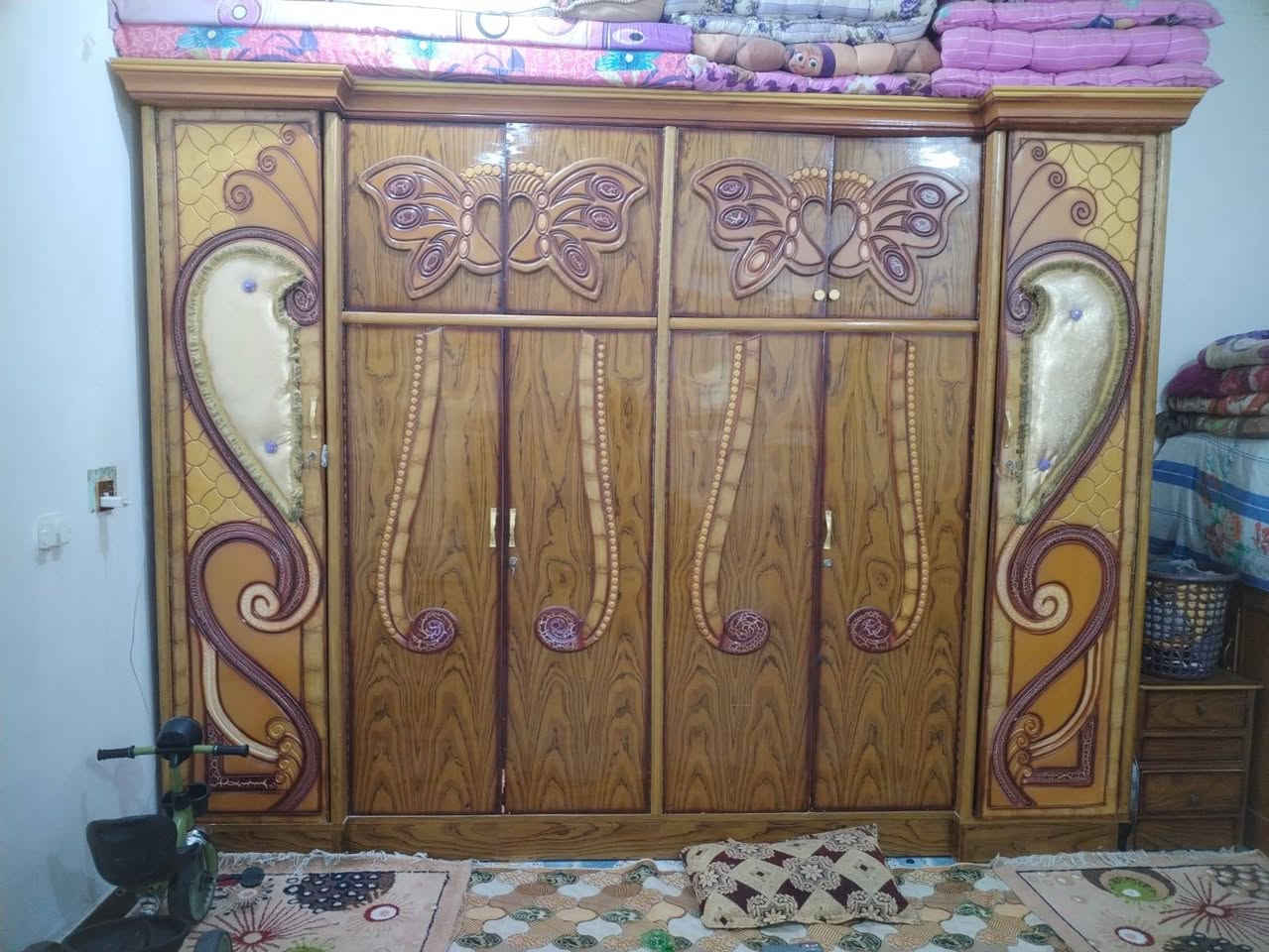 السلام عليكم غرفه نوم كامله هيه وملحقاتها 
 سعرها 550 وبيها مجال بسيط / ***********
