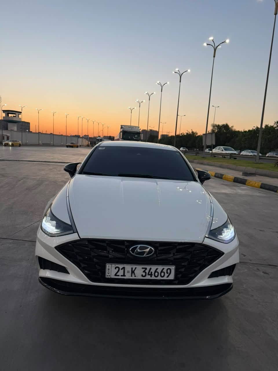 �🚘 للبيع | هيونداي سوناتا 2022 🚘🔥
لون أبيض 🤍 | مواصفات عالية جداً

إذا تدور على سوناتا نظيفة، مواصفات وأمان وراحة… هاي السيارة تستاهل تشوفها 👌🔥

⚙️ المواصفات:

🔹 مكينة 2.5 لتر
🔹 گير أوتوماتيك 8 سرعات
🔹 گير دكم
🔹 شاشة
🔹 كاميرا دوارة 360°
🔹 حساسات أمامية وخلفية

🛡️ أنظمة الأمان والمساعدة:

📡 رادار أمامي
📡 رادار خلفي
📡 رادار جانبي
🛣️ تحديد المسار
🚘 قيادة شبه ذاتية
🅿️ توقف ذاتي
⚠️ تحذير عند الخروج من المسار
🛡️ إيرباكات

✨ إضافات السيارة:

🤍 داخلية نظيفة ومرتبة جداً
✨ جنوط رياضية
🔑 جنطه بصمه
❄️ تبريد ممتاز

🔥 السيارة مواصفاتها عالية ونظافتها تبين بالمعاينة
📋 جاهزة للفحص من أي مكان يختاره المشتري

📞 للاستفسار: ***********
متواجد واتساب 
مكاني بغداد المحموديه ناحيه الرشيد 

للجادين فقط 🌹
سوناتا 2022… مواصفات، أمان، فخامة، وراحة بكل معنى الكلم
