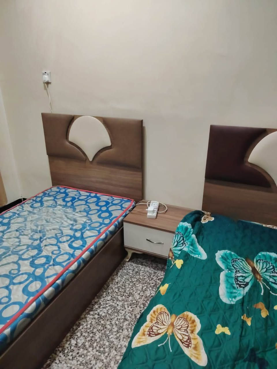 ️ غرفة نوم للبيع بحالة جيدة جداً
غرفة نوم كاملة بتصميم أنيق ولون خشبي مميز 🤎
تتكون من:
• تختين مع رؤوس سرير
• كوميدينات
• تسريحة مع مراية
• دولاب ملابس كبير
• تصميم عملي وأنيق

مناسبة جداً لغرف النوم أو الشباب.

📌 الحالة: مستعملة ونظيفة
💰 السعر: [450 بيه مجال ]
📍 الموقع: [بغداد السكان

للجادين فقط، للتواصل: [***********
