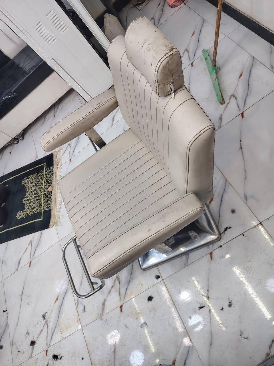 كرسي حلاقه لبيع سعر خاص او نتضال على لخط ***********
