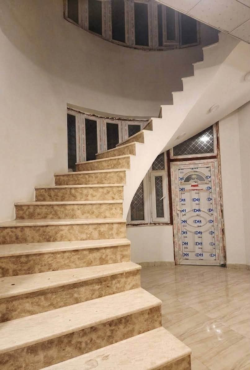 السلام عليكم - فرصة مميزة 🩷
التواصل مباشرة مع صاحب الدار 📞
 *********** 📱

بيت للبيع (مطلوب اسكان تتحول بأسم المشتري)مساحة 200 متر 🏡
يحتوي 4 غرف نوم واسعة
غرفة منهن ماستر
4 حمامات
صالة واسعة بالطابق الاول + صالة واسعة بالطابق الثاني
مطبخ واستقبال وحديقة وكراج 🌳🚘
السطح ايزوكام ☀️
شبابيك دبل جام عزل
حمام خارجي + مخزن بالسطح
بناء حديث 2023
الموقع حي الفرات شارع الصب قرب عمارة ابن عطية ثالث بيت عن الشارع العام 📍
