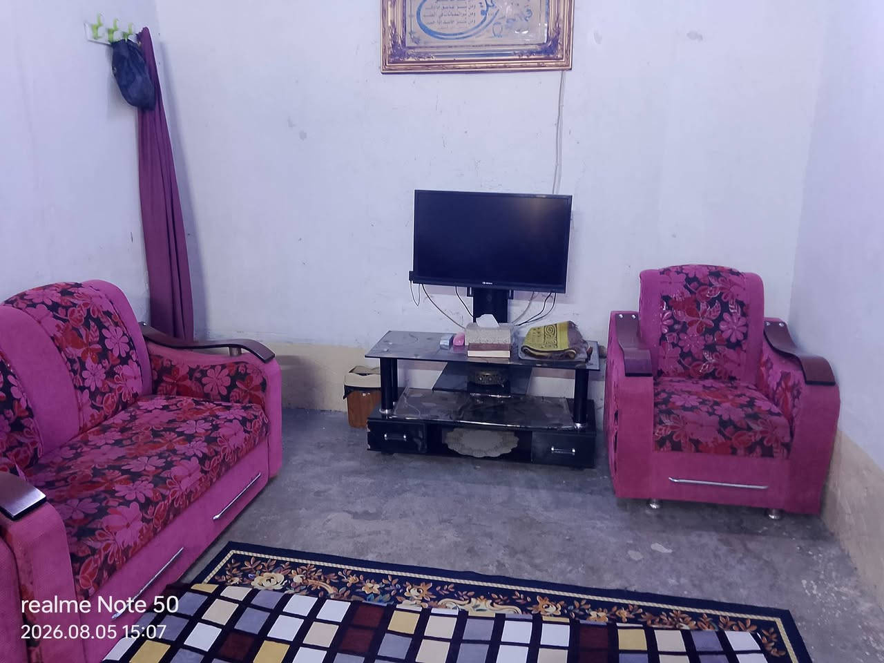 تخم قنفات مستخدم مع اثنين طبلة كزاز وميز تلفزيون للبيع قيم  واخذ . العنوان مزرعة رقم الهاتف ***********
