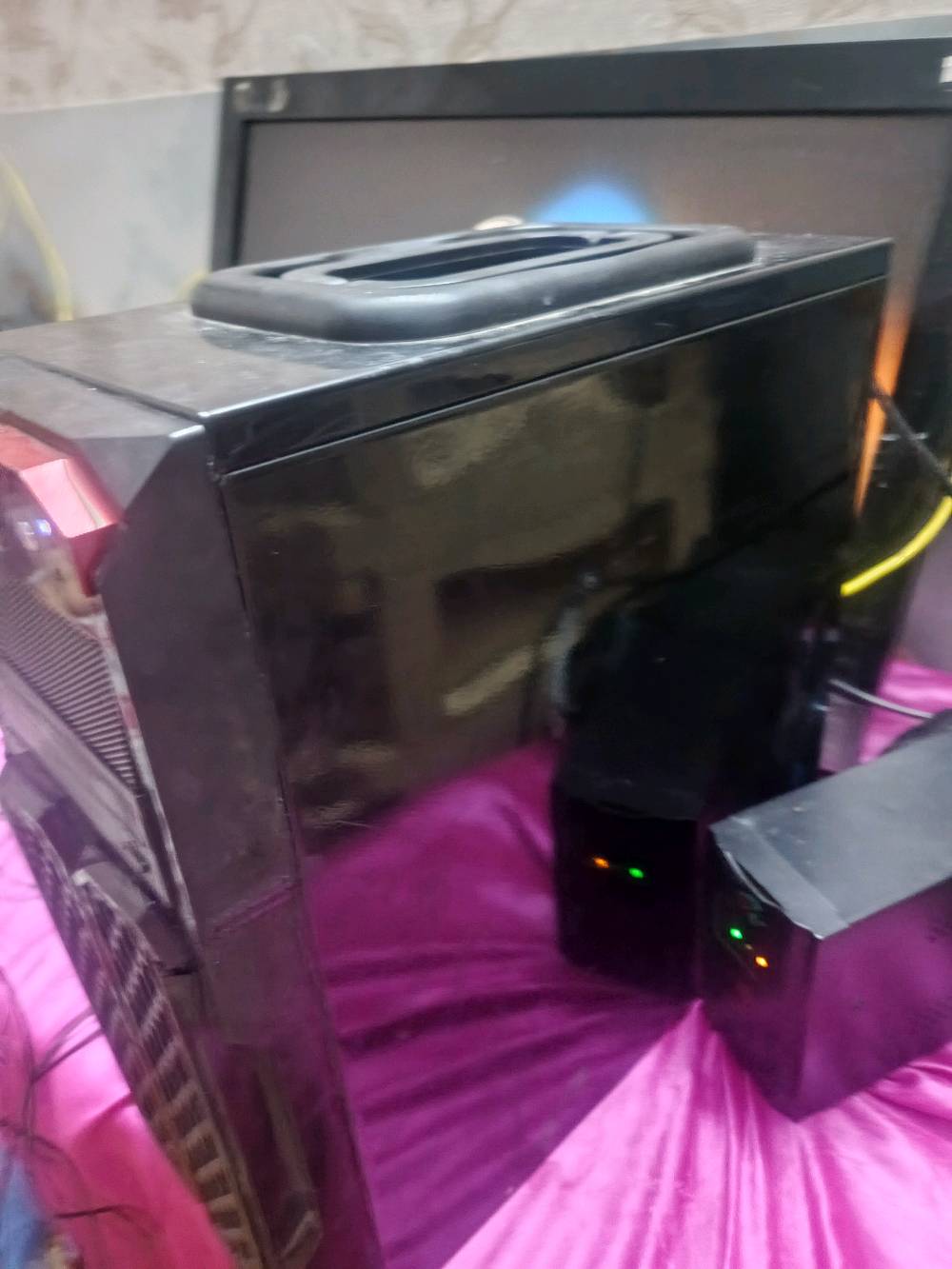 سلام عليكم pc  للبيع يجي ويا حساب ستيم بي ١٠٠ لعبة قويات وحديثات الحاسبة خير من اللة
معالج i5 _4460
كرت شاشهGTX960 asus
مذر بورد gigbayte
رامات 8
بور سبلاي 500w
ملحقات موس وكيبورد لوجتك 
موس باد سماعه ريد دراكون
يواسبي فاربر 850 يجي وياهة 1 كيبورت مكاني بغداد 
لسعر بس اب 200