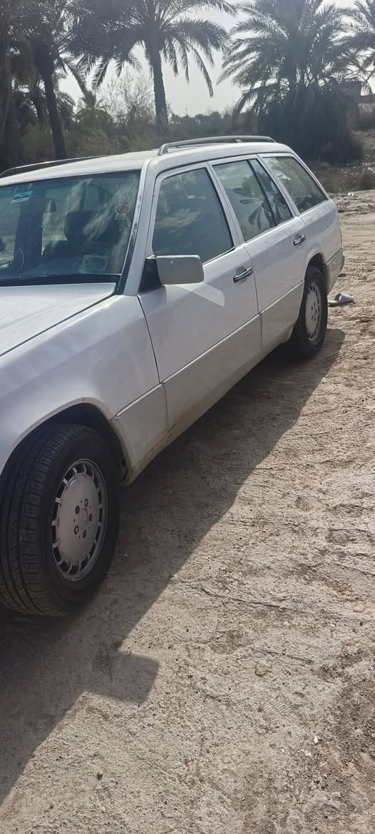 السلام عليكم 
مارسيدس 300 رقم بغداد 
مكينه محورها كابريتر سوبر  ونضام العنكبوت موجود بيها خيط بخار من قبق الولفات 
تايرات جدد حداديه 70%
كير سليم بولبرينات وباتري جديد 
لايت زنون عالي وناصي 
سعرها 31 مكانها ديوانيه 
***********
