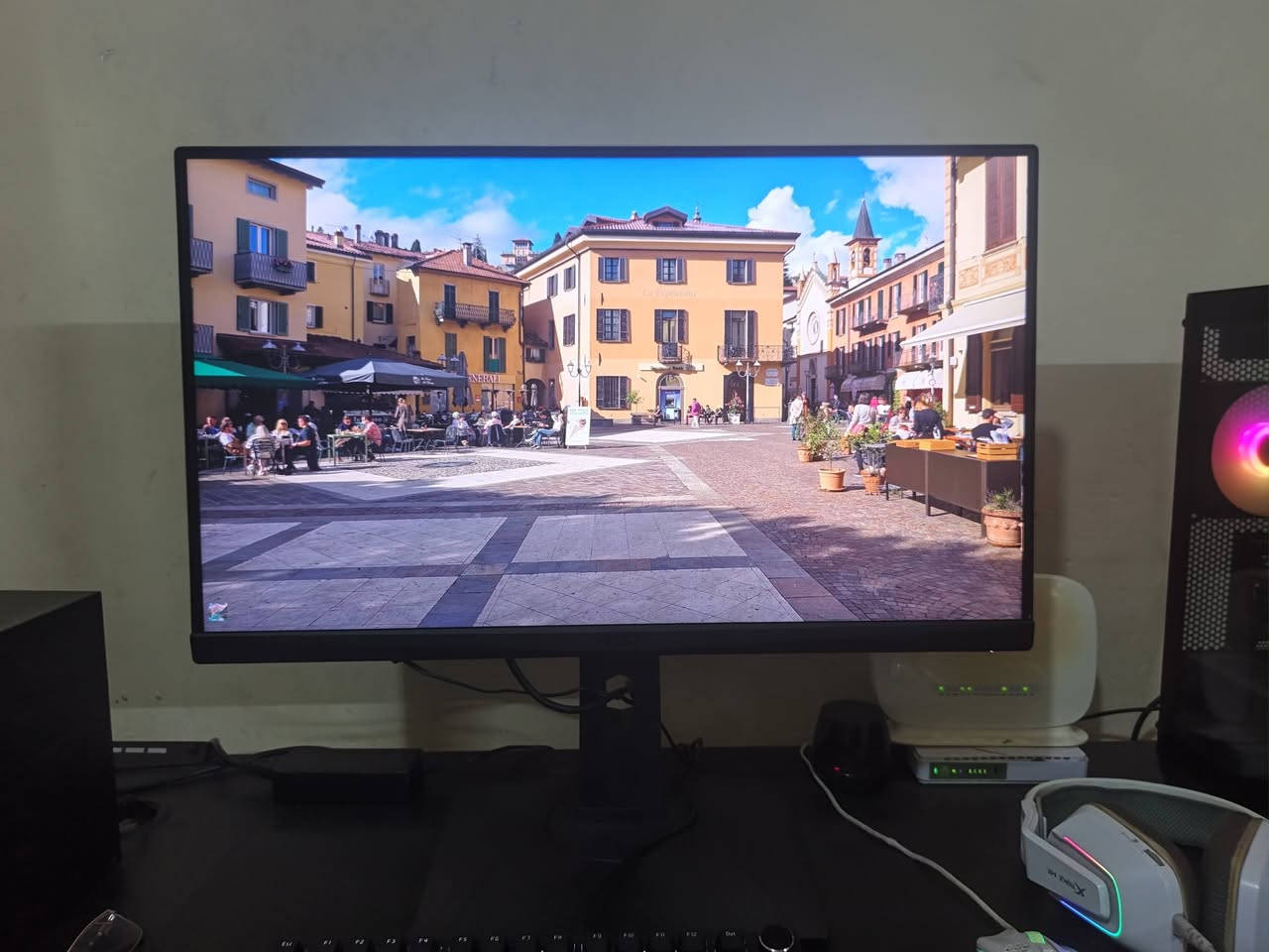 السلام عليكم 
للبيع شاشه 
msi optix mag274qrx
Size
27"
Panel Type
IPS-Type LCD
Aspect Ratio
16:9
Native Resolution
2560 x 1440
Maximum Brightness
400 nits / cd/m2
Contrast Ratio
:1
Response Time
1 ms (GtG)
Refresh Rate
240 Hz
Variable Refresh Technology
Adaptive-Sync, G-Sync
شاشه مستخدمه 20 يوم 
جديده بعده كرتونه موجوده
الي يخدمه يراسلني واتساب 
السعر 290 الف
مكان بغداد البياع 
سعره 450 الف مكتب انس شارع الصناعه
***********
توصيل محافظات ماعندي
