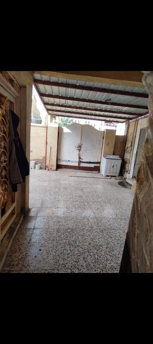 دار سكن المساحة 220 طابو صرف طابوق مسلح بناء 2001  يتكون من 2 غرفة نوم استقبال مطبخ صاله عدد2  طارمه كبيره صحيات داخليه وخارجية مع كافة الخدمات العنوان ناصرية الفداء التضحية حي الأمن الداخلي قريب على السريع السعر 185 مع المجال للاستفسار *********** مكتب عقارات دار النور  شارع ابو لبنان

