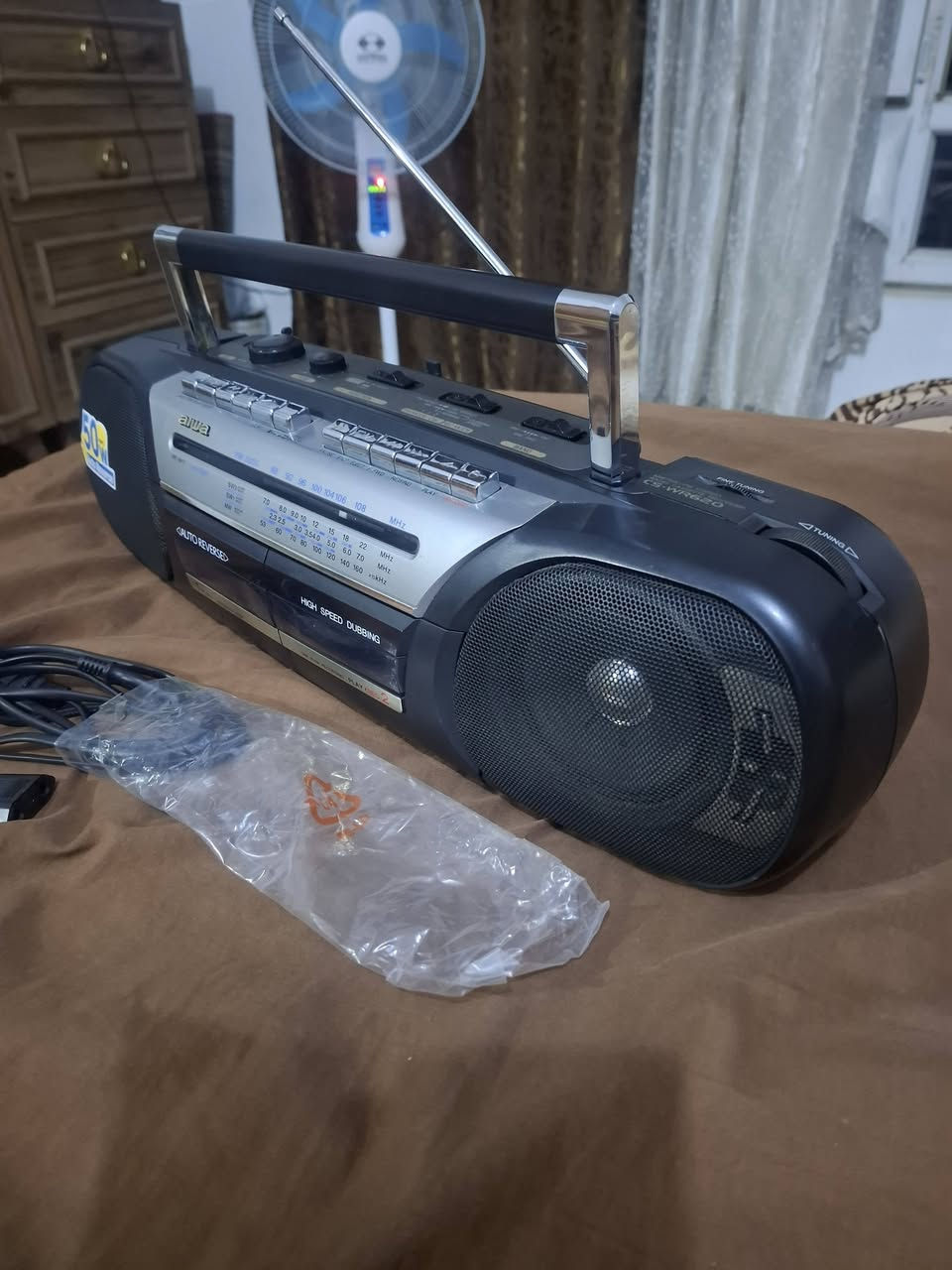 السلام عليكم للبيع مسجل دبل كاسيت وقلاب  وراديو اربع موجات نوع ايوا ياباني اصلي جديد مستخدم قليل بعده على وضع الشركه السعر ٧٥ الف للاتصال واتساب ***********
