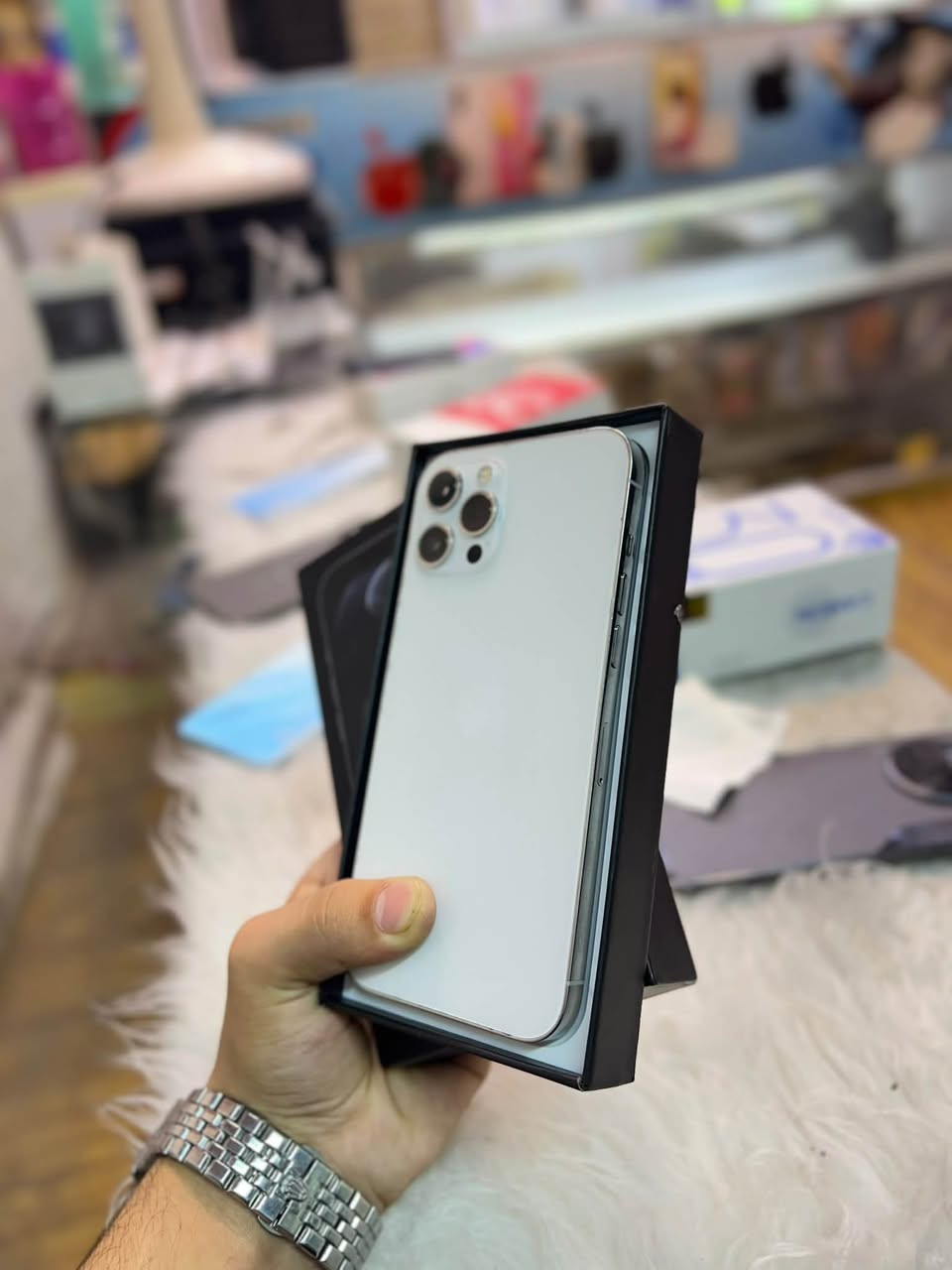 📲iPhone 12 Pro Max
📲آيفون 12 برو ماكس 
🤍لون ابيض المميز 
✅شرق اوسط الجهاز فول نظافة 99‎%‎
📀ذاكرة 512 نص تيرا ذاكرة عملاقة 
🔋بطارية 77 بلادي
☑️مبدل شاشة اصلية 3 خيارات
📍مكاني نجف
📞خاص او اتصال 
☎️ ***********
