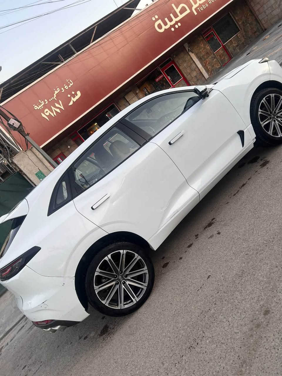 بسعري مغري جدا  145 ورقة فقط
3 قطع صبغ بنيد جاملغ ايمن وجنطة جمالية وليس حادث 
سيارة المطار ماشية 180 الف يوني كي 2023 نقصها دعامية امامية فقط للاستفسار ***********
تأتي سيارة شانجان يوني كي 2023 (Changan UNI-K) بمحرك تيربو سعة 2.0 لتر بقوة 233 حصاناً وعزم دوران 390 نيوتن متر، مع ناقل حركة أوتوماتيكي بـ 8 سرعات ونظام دفع كلي/رباعي.الأداء والمحركسعة المحرك: 2.0 لتر رباعي الأسطوانات تيربو.القوة الحصانية: 233 حصاناً.عزم الدوران: 390 نيوتن متر.ناقل الحركة: أوتوماتيكي من 8 سرعات.نظام القيادة: دفع رباعي / كلي (AWD).استهلاك الوقود: 12.6 كم/لتر.سعة خزان الوقود: 70 ليتراً.الأبعاد الخارجيةالطول: 4.865 متر.العرض: 1.948 متر.الارتفاع: 1.690 متر.قاعدة العجلات: 2.890 متر.سعة صندوق الأمتعة: 518 لتر.مقاس العجلات (الجنوط): 21 إنش.التجهيزات الخارجية والداخليةالمصابيح: أمامية وخلفية بتصميم LED أوتوماتيكي.التصميم: شبكة أمامية هجومية وجناح خلفي رياضي على شكل حرف V.شاشات الترفيه والعدادات: شاشة معلومات وترفيه مركزية قياس 12.3 إنش.النظام الصوتي: فاخر يضم حتى 12 سماعة (في الفئات العليا).
