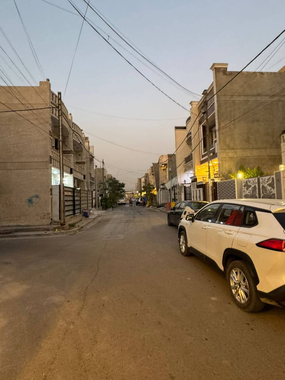 سلام عليكم مشتملات  عدد ( 2 )50 متر للبيع 🏡🏡
دارين 👍👍
 واجهه 5
نزال 10متر 
بناء حديث درجه اولى 
يحتوي على صاله ومطبخ وحمام 
الطابق الثاني
غرفتين نوم.  حمام. عدد 2
طابق الثالث غرفه نوم وسطح 

العنوان :: الامن الوطني مقابيل شقق حي الصدام السكني السعر خاص رقم الهاتف ***********
