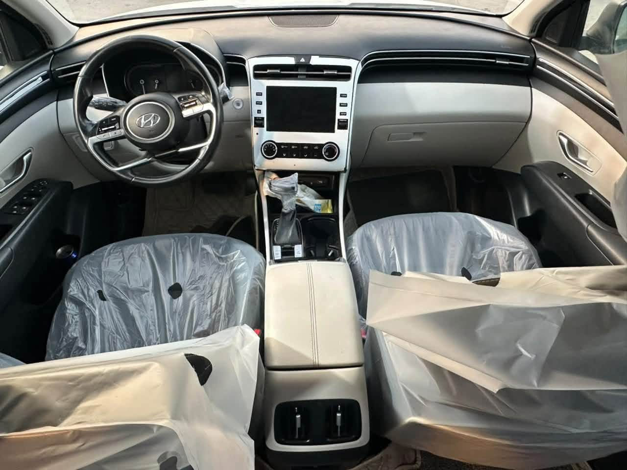 توسان خليجي موديل ٢٠٢١
مواصفات النص فول 🚗 
كشن٢ كهرباء 
تشغيل عن بعد 
تحكم ستيرن
مري شفط + اشاير بلمري 
بردات خلفه بلادي 
شاشه كبيره 
كار بلي
لايتled
قطعتين تبريد
فول بصمات  فول حساسات وغيرها،…..
السعر ١٧٥ الرقم اربيل باسمي
ماشي٦٠
 مكاني بغداد***********  جاهزه للاخير 
بيها جاملغ بي  صبغ وشبر بارد بلباب
