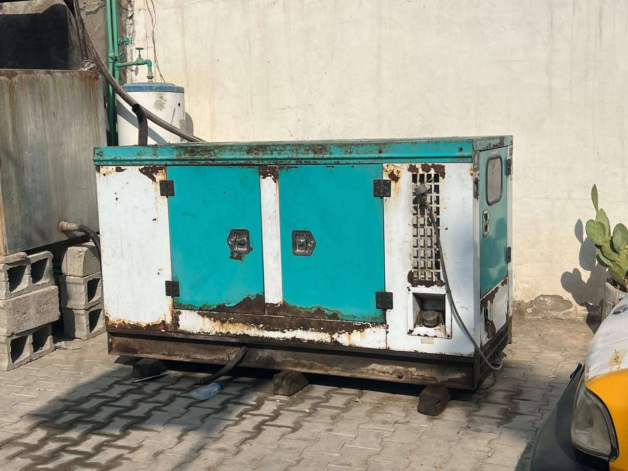 بيع مستعجل  مولده بيركنز كاتم ٤ بستم  ٣٠  كي في  على وظع الشركه مكينه وجنريتر ع الفحص اشغل واحملها كدام عينك  مكاني بالنجف ***********  السعر مليونين ونص وبيها مجال
