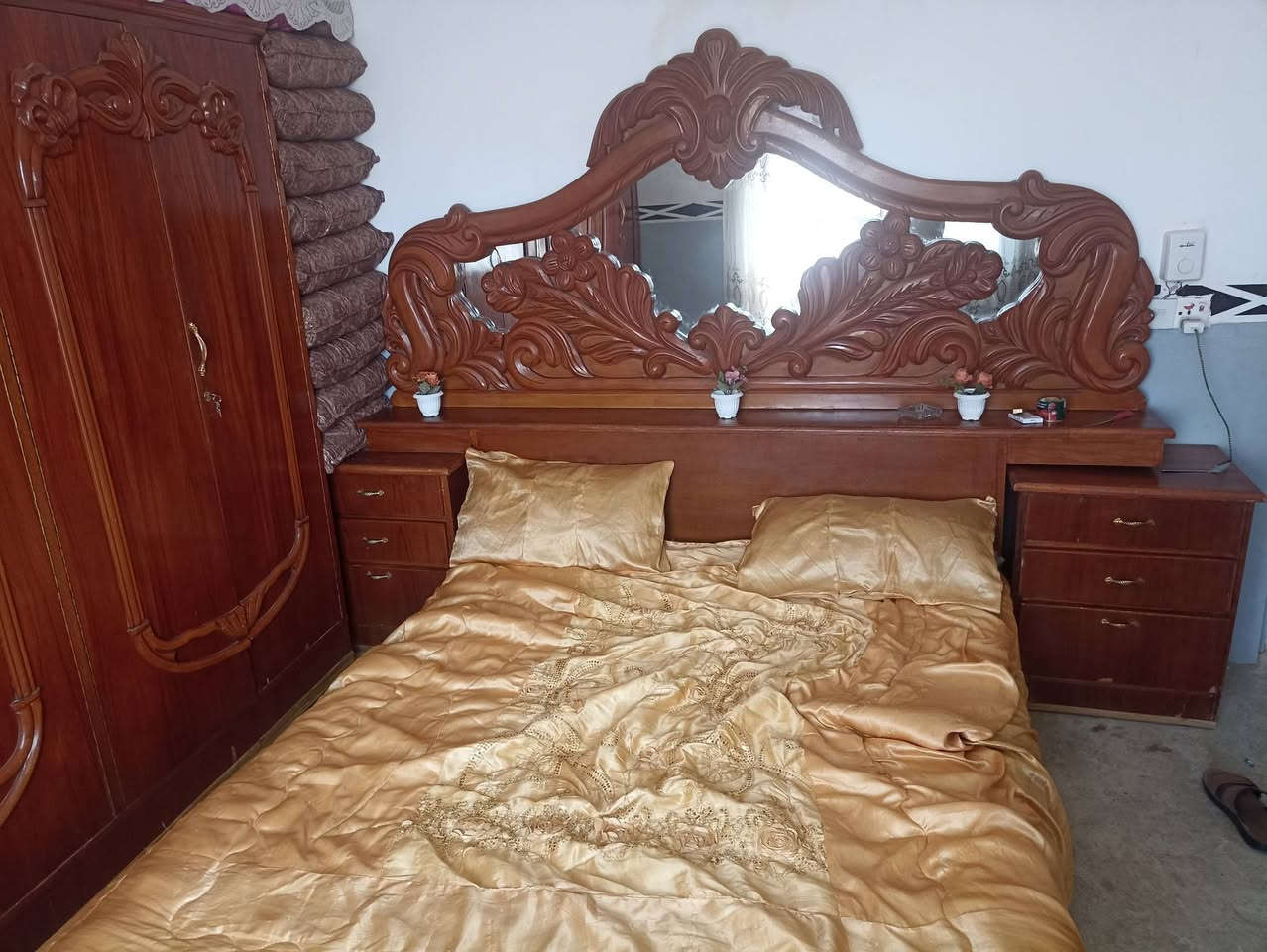 غرفه للبيع سعر 600 واللي يحب يتصل على هذا الرقم***********
