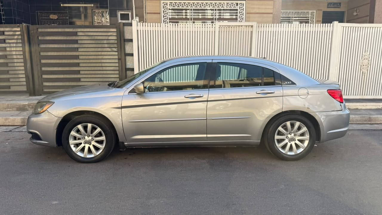 كرايسلر C200  موديل 2013 مكينه 2400 
سنويه بسمي العنوان شارع فلسطين
تبريد ثلج ❄️ (السعر 68) ***********
مكينه كير خير من الله 
حداديه تخم تاير باتري تراي نعمه 
 كهربائيات كلشي شغال بلسياره اوبلخير علياخذه 
سونر مرفق بلصور
