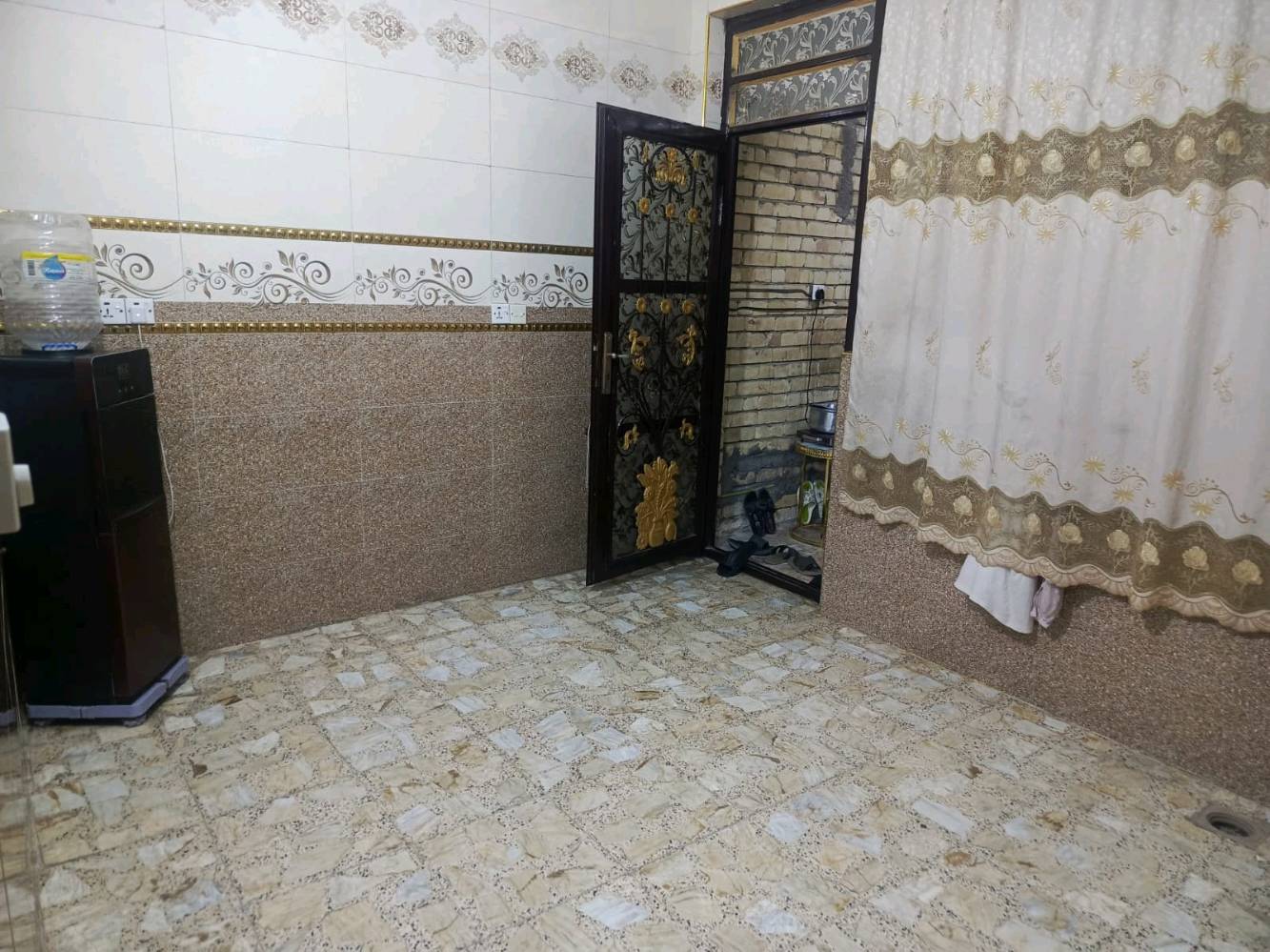 السلام عليكم بيت للبيع المساحة 110 الواجهة10 والنزال11 الطابق الأرضي يتكون من غرفة نوم وصالة واستقبال ومطبخ حار ومطبخ بارد وحمام الطابق الأول يتكون من ٣ غرف وصالة  وحمامات الطابق الثاني يتكون من بيتونه وسطح العنوان بغداد البلديات زراعي ضياء الحلفي مدخل بنزين خانه السعر مناسب جدا جدا *********** راسلني وتساب