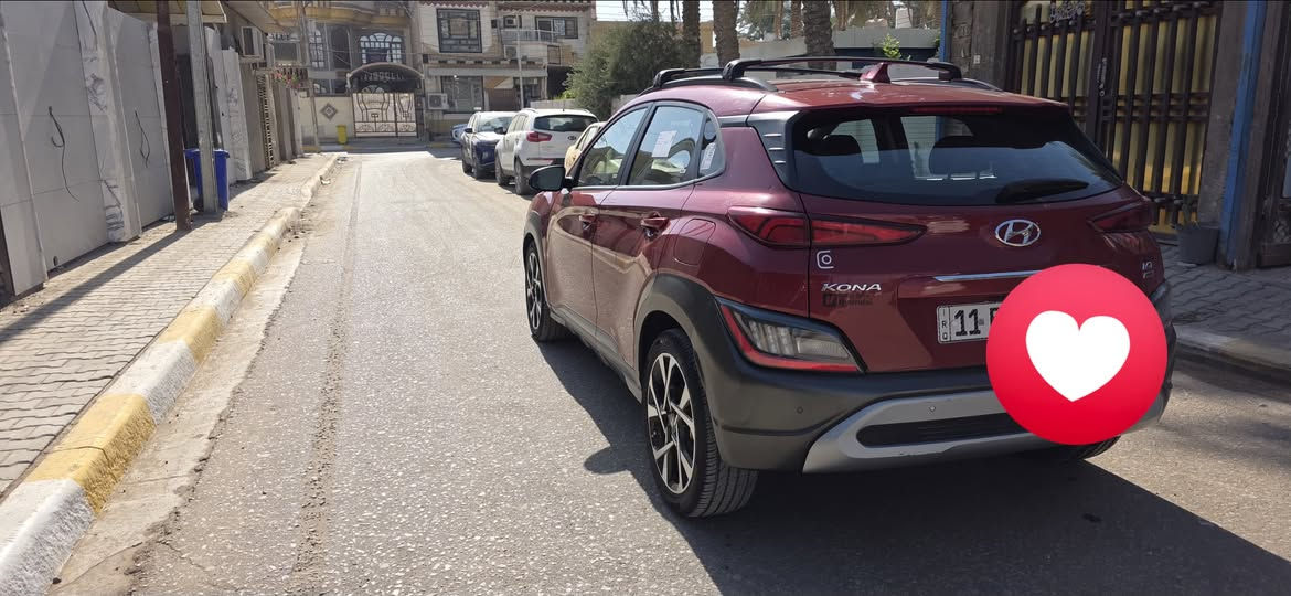 هيونداي كونا ليميتد 2022 .
المحرك: 1.6L تيربو، 4 أسطوانات، 195 حصان.

​القير: أوتوماتيك DCT سحابي (7 سرعات).

​​نظام الدفع: دفع كلي للعجلات (AWD) مع زر قفل الدفع الرباعي (AWD Lock) لتوزيع القوة بين المحورين الأمامي والخلفي بالتساوي للأسطح الناعمة/الزلقة.

​الشاشات: شاشة ترفيه 10.25 بوصة + لوحة عدادات رقمية 10.25 بوصة.

​النظام الصوتي: Harman Kardon فاخر.

​المقاعد: جلد، تدفئة للمقاعد الأمامية، تعديل كهربائي للسائق.

​الإضاءة: LED بالكامل (أمامية وخلفية ونارية).

​الجنوط: ألومنيوم 18 بوصة.

​فتحة السقف: كهربائية.

​التكييف: أوتوماتيكي ثنائي المناطق.

​الربط بالهاتف: Apple CarPlay و Android Auto.

​الشحن: شاحن لاسلكي للهاتف.

​الدخول والتشغيل: ذكي (بصمة + تشغيل عن بُعد).

​أنظمة الأمان:

​منع الاصطدام الأمامي والتنبيه من المشاة.

​المحافظة على المسار والبقاء فيه.

​كشف النقاط الميتة والتنبيه من المرور الخلفي. التنبيه عند تحرك السير في إشارات المرور 

​مثبت سرعة متكيف (ذكائي).

​كاميرا خلفية + حساسات ركن.

​نظام مراقبة تنبيه السائق. والكثير من المميزات ليميتد واحد على واحد

رقم بغداد تحويل مباشر 

العنوان بابل المسيب 

السعر خاص 

***********
