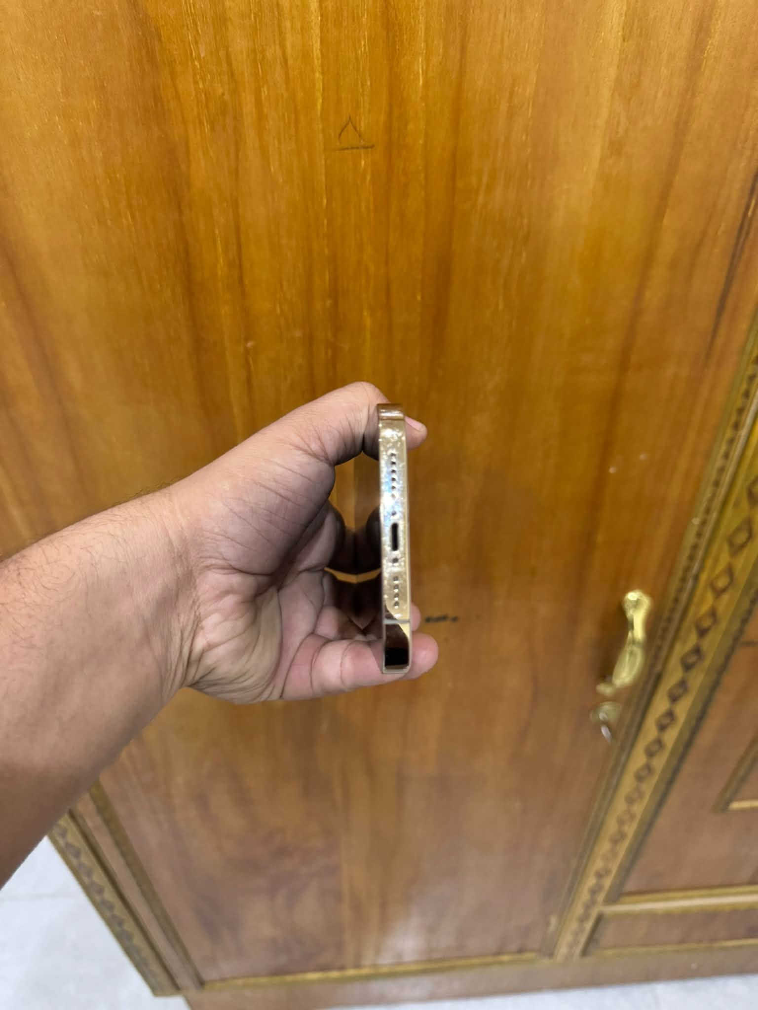 آيفون ١٣ برو ماكس • ذهبي • ٢٥٦ غ.ب