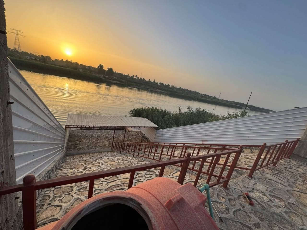 � شاطئية للبيع في بغداد – الراشدية 🌊
📍 الموقع: بغداد – الراشدية – منطقة أبو دالي
📐 المساحة: 750 م²
📜 صنف العقار: طابو ملك صرف
📏 الواجهة: 10 م
📏 النزال: 75 م

✅ كامل الخدمات: ماء وكهرباء
✅ سياج بلوك
✅ نزلة مباشرة للشط ومكسوة بالحجر
🚗 موقعها على الشارع الرئيسي، من الشارع الرئيسي إلى الشط مباشرة

🔥 موقع مميز جداً ومناسب للاستراحة والاستثمار

📞 للاستفسار: ***********

