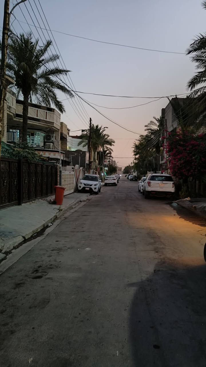 السلام عليكم 
بيت للبيع في حي الجهاد مربع الطائي قرب مجمع النسيم 
المساحة: 200 متر واجهه 10 نزال 20 
الطابق الاول يحتوي على غرفه نوم وحمام وصحيات وهول واستقبال ومطبخ
الطابق الثاني يحتوي على 3 غرف نوم وهول وحمام

للاستفسار اكثر الاتصال على الأرقام التالية:
***********
***********
