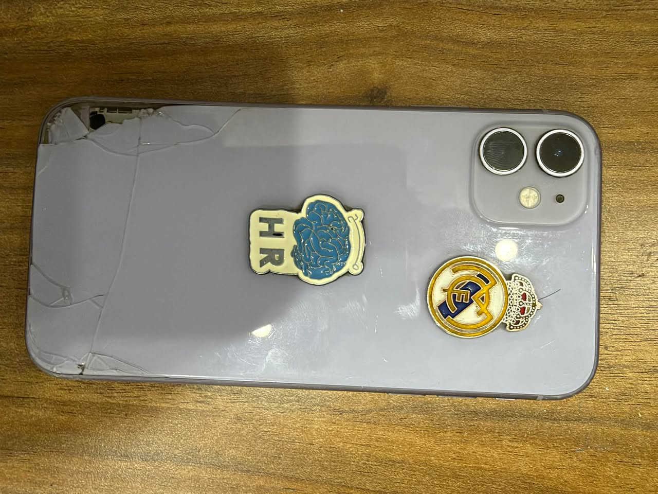 السلام عليكم ايفون 11 العادي بلادي ممفتوحً ممبدل بي شي بطاريه 75 بلادية خدمة ظهر مكسور بس 180 وبي مجال مكاني بغداد ***********

نص مكتوب في الصور:
- ٤:٢٣
- حالة البطارية والشحن
- >
- رسالة مهمة حول البطارية
- حالة بطاريتك متدنية جداً. يمكن أن يبدل أحد مزودي خدمة Apple المعتمّدين البطارية لاستعادة الأداء والطاقة القصويين.
- العثور على خيارات الخدمة...
- الحد الأقصى للقدرة
- ٧٥٪
- هذا قياس لقدرة البطارية مقارنة بقدرتها عندما كانت جديدة. قد تتسبب القدرة المنخفضة بتقليل ساعات الاستخدام بين عملية الشحن والأخرى.
- أقصى قدرة للأداء
- ستساعد الأنظمة المضمنة في النظام والمكونات في تخفيف آثار الأداء التي قد تلاحظها أثناء التقدم الكيميائي في عمر بطارية iPhone.
- شحن البطارية المحسن
- للحد من استنزاف عمر البطارية، يتعلم الـ iPhone من عادات الشحن اليومية، بحيث ينتظر ولا يتجاوز ٨٠٪ حتى يحين موعد حاجتك إلى استخدامه.
- ٤:٢٤
- القطع والخدمة
- تجمع Apple سجل تاريخ القطع والخدمة، وهذا السجل يعرض معلومات عن هذا الـ iPhone وحالته وتفاصيل إصلاحه. معرفة المزيد...
- سجل تاريخ الخدمة
- البطارية
- الخدمة >