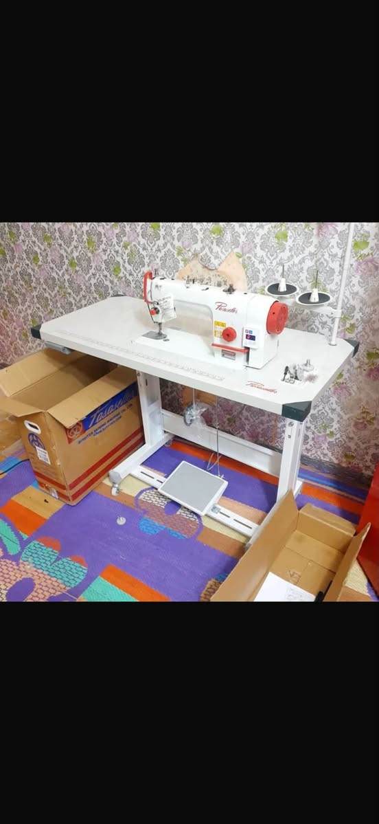 مكينة خياطه باسستر صناعي. مثل ماواضح مكينة جديده بالجيس استعمال كلش كلش بسيط فقط تجربه للخياط ماخذها ب350 الف بي مجال سعرها  مكاني بصره الجزائر وهذا رقمي واتساب***********
