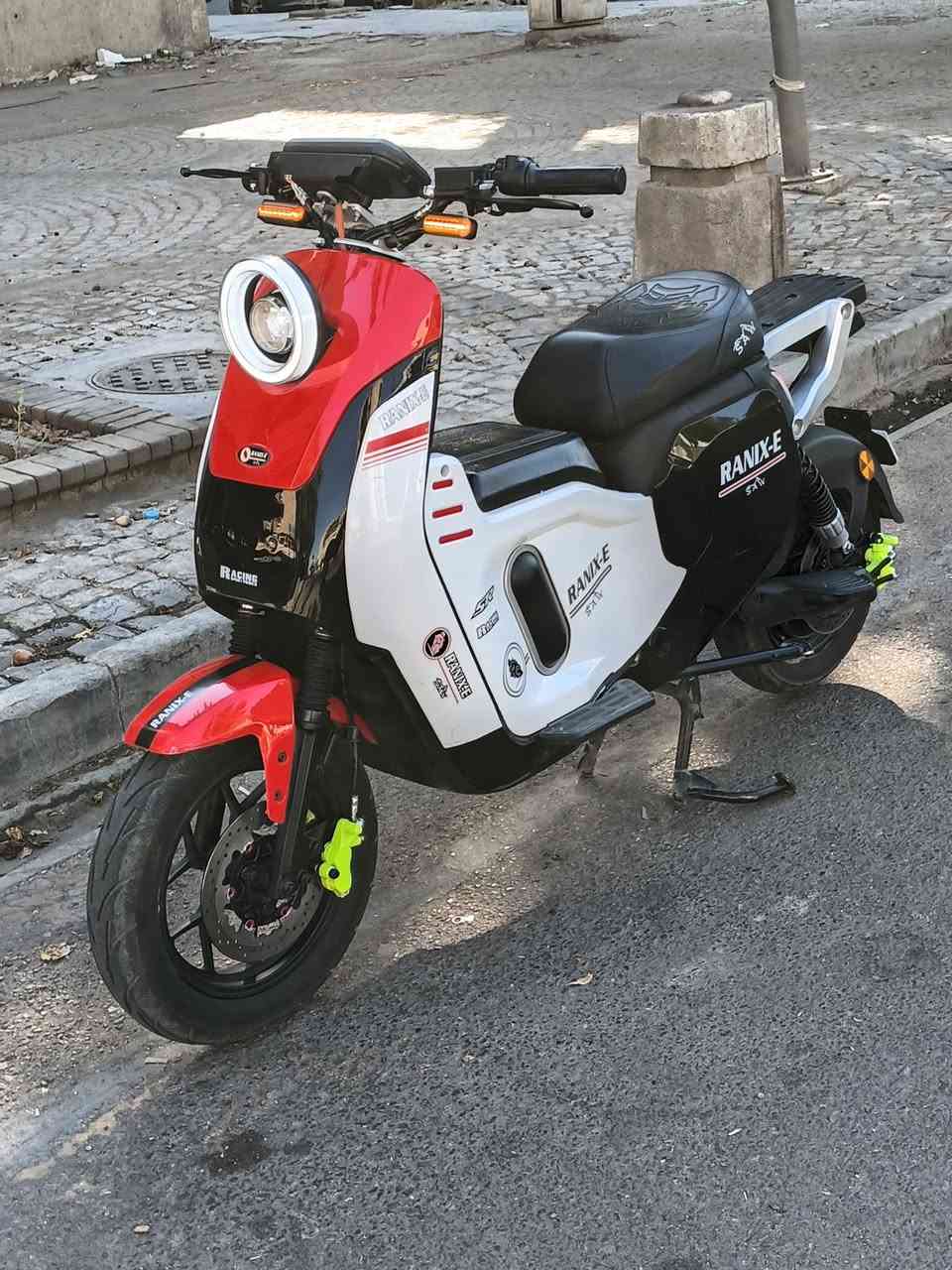 للبيع للبيع للبيع 
النزاكة والقوة SAW رينكس 
سعة الملف 2000 w 💪
نوع البطاريات كرافين عدد 6 تمشيك فوك ال 50 كيلو  حقيقي
تشغيل عن بعد تحكم سرعة ثلاث نمر بالاضافة الى رجوع للخلف 
دراجة حجم كبير تايرات عالية .
السعر 650 
مكاني بغداد ***********
