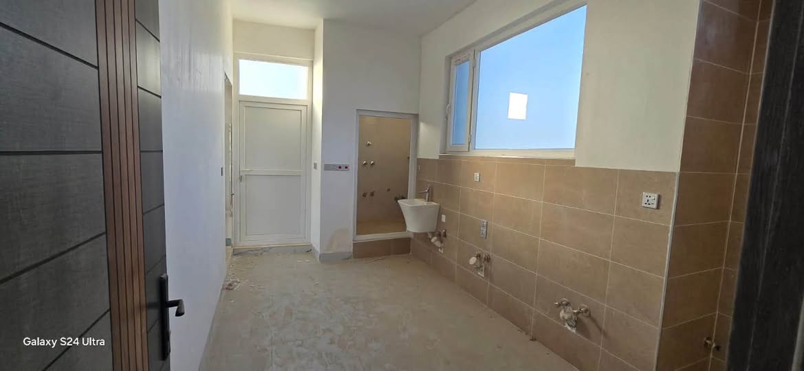 🏠للبيع - دار سكنيه 
📑صنف العقار - (طابو زراعي) سند 25
📍العنوان - بهرز - فرع معهد اشنونا خلف منزل حجي جعفر 
📐المساحه - 216
📅 سنة الانشاء - ( حديث )
🛣️التفاصيل - (بناء طابوق مع بياض )كامل خدمات (ماء +مجاري +تبليط ) الدار مكون من طابقين 
🛏️كل طابق يحتوي على غرفتين نوم 
💵السعر  خاص 
📞للأستفسار - *********** - او مراسله الصفحه
🏬 مكتب احمد جمال للعقارات
