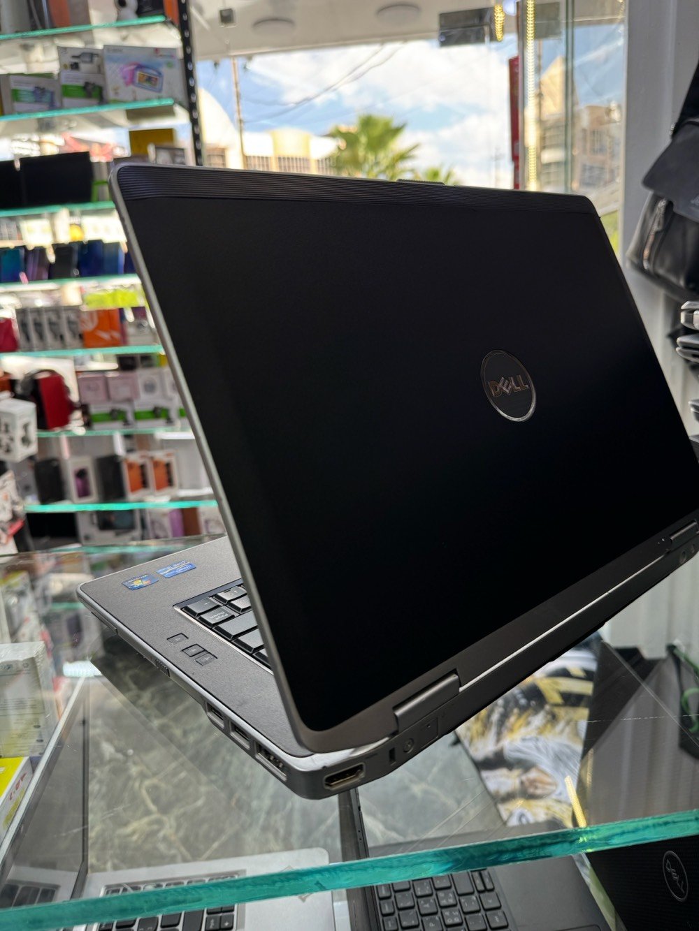 لابتوب ديل 
Core i5 
Ram 4 GB قابل للتطوير 
مساحة تخزين كبيرة بحجم 160GB
شاشه كبيرة بحجم 14 FHD 
مشغل أقراص 📀 dvd 
منفذ HDMI 
منفذ USB عدد ٤ 
بطارية جديدة تدوم اكثر من ساعتين 🔋 

مناسب جداً للدراسة والأعمال المكتبيه والألعاب المتوسطة ✅

فقط بسعر 115 الف

***********
موصل الزهور