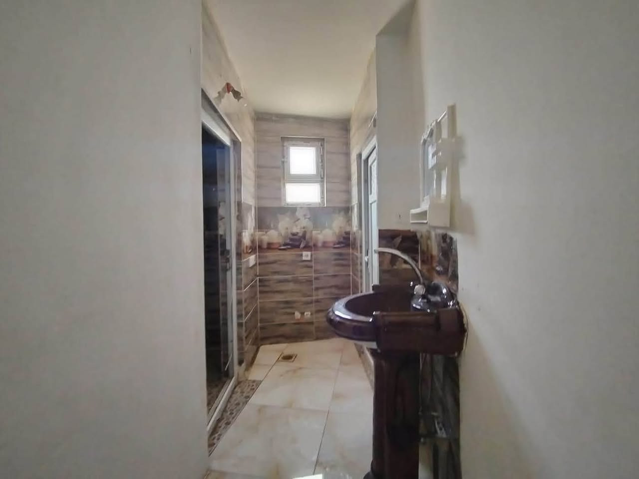 شقة للايجار طابق ثاني غرفة استقبال مطبخ 

صحيات طريق بغداد خلف مرطبات السيد 

إيجارها ٢٥٠ نهايتها

***********

***********
