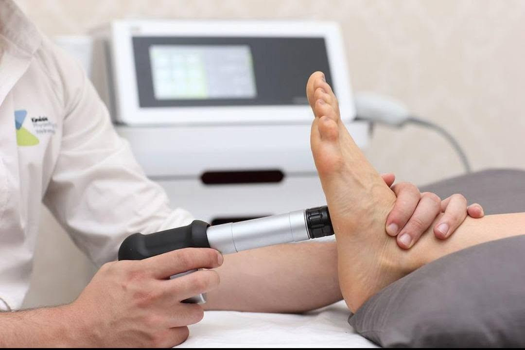 ودع الم العظام والمفاصل مع تقنيات الموجات التصادمية -شوك ويف !

🔹 جهاز الشوك ويف | Shockwave Therapy
تقنية حديثة تُستخدم في العلاج الطبيعي للمساعدة على تخفيف الألم وتحفيز التئام الأنسجة، ومن أبرز استخداماتها:

🦶 آلام كعب القدم واللفافة الأخمصية
 💪 التهاب الأوتار ومرفق التنس
 🦵 آلام الركبة وأوتار أخيل
 🦴 بعض حالات التكلسات
 💆‍♂️ الشد والتشنجات العضلية

✨ علاج غير جراحي يساعد على تحسين الحركة وتقليل الألم.
🔺️ لا تنتظر الالم يزيد ... ابدا علاجك من الان !

🎁 عرض لفترة محدودة!
احجز جلستين علاج طبيعي واحصل على الجلسة الثالثة مجاناً 🔥
العرض ينتهي بتاريخ 10\9\2026

📞 للاستفسار والحجز: [***********]
📍بغداد جميلة داخل مستشفى الرسول الاعظم الطابق الاول
