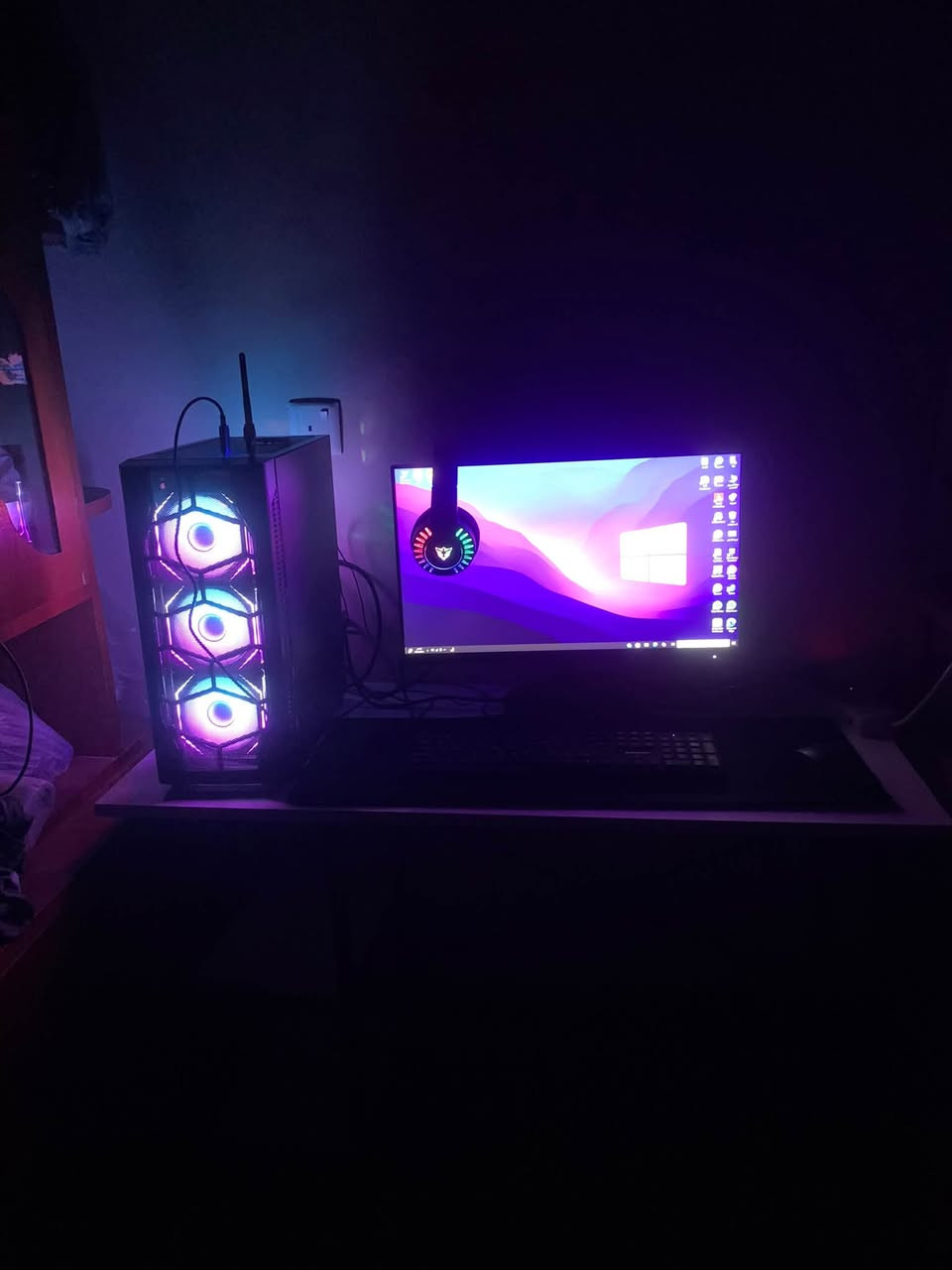 للبيع: سيت أب PC قيمنك متكامل (كيس + شاشة)
المواصفات:
 المعالج: Core i7 6700
 كارت الشاشة: RX 580 8GB
 الرام: 16GB 3200Hz FURY
 التخزين: SSD 480GB Full Speed
 المذربورد: B250 PLUS DDR4
 الباور سبلاي: 600W HUNTKEY
 الكيس والتبريد: كيس 4 مراوح RGB + مبرد معالج AG400 RGB Tower

 الشاشة: MSI حجم 24 (IPS - 75Hz - 5ms)

اذا تريد الكيس وحدة هم موجود
ملحقات الكيس ماوس + كيبورد + هيدفون + مايك + كارت صوت v8

******
متوفر كروت شاشة
1050ti مجدد
Rx580 8gb اصلي بي مشكلة خط بالشاشة اثناء تثبيت التعريف بدون تعريف يشتغل طبيعي 

للتواصل خاص او واتساب 
***********
متوفر توصيل لجميع المحافضات
