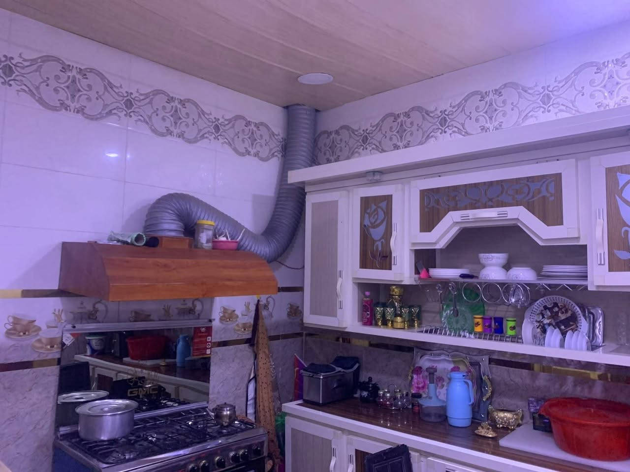 بيت للايجار الحيانيه شارع موسى الكاظم يحتوي عله غرفه وصاله وستقبال ومطبخ وصحيات سعر 300قفل مطلوب عايله زغيره ***********
