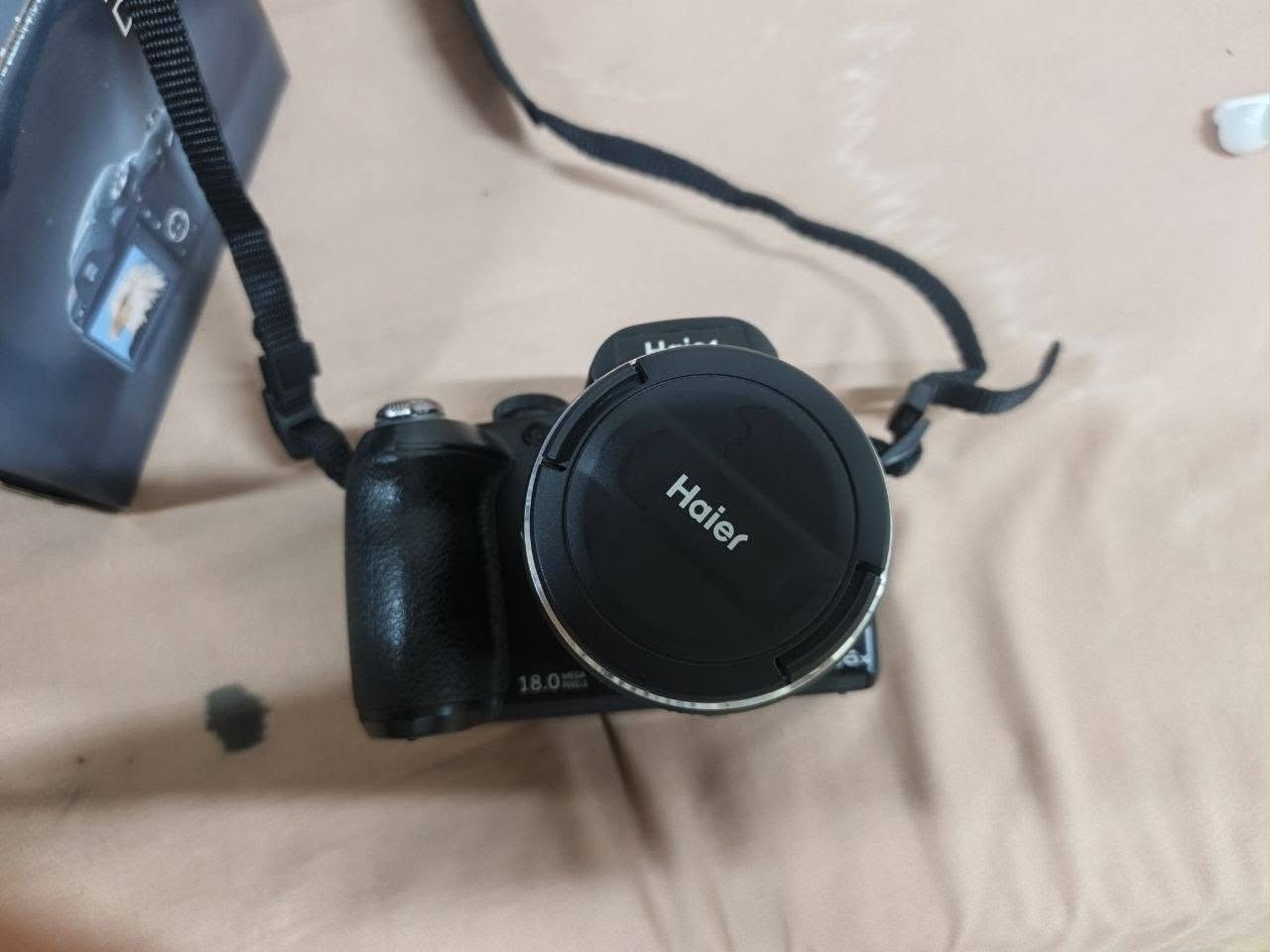 📸 للبيع كاميرا Haier Traverse DC-T30 📸
كاميرا بحالة جيدة ومناسبة للتصوير الشخصي، المناسبات، والفيديو، وتجي وياها كامل ملحقاتها.
المواصفات:
• الموديل: Haier Traverse DC-T30
• دقة 18 ميگاپكسل
• 36X Optical Zoom زوم بصري
• عدسة 4.3–144mm
• فتحة العدسة F3.4–5.7
المرفقات وياها:
✅ رام/ذاكرة 16 گيگا
✅ حزام حمل
✅ كارتونة الكاميرا
✅ قرص البرامج الأصلي للحاسوب
✅ واير ربط الكاميرا بالحاسوب
✅ واير الشحن الأصلي
💰 السعر: 100 ألف دينار فقط — وبي مجال للجادين
📞 للتواصل: ***********
📦 كلشي موجود وياها مثل ما واضح بالصور.
