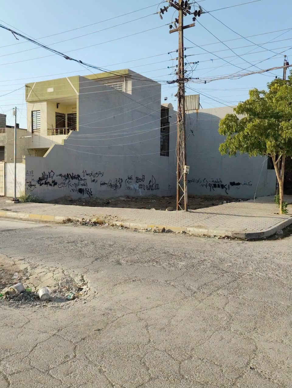 قطعه ارض طابو  مساحه 200 م ركن صايره على شارعين عشرين 
موقع حي العسكري قرب مدرسة بغدا كول 
السعر 150 مع المجال 
ملاحظه تباع كامل او نصف القطعه 
للاستفسار الاتصال ***********
او مراجعه مكتب القاسمي للعقارفرع2 عنوان المكتب حي العسكري قرب جامع المعراج
